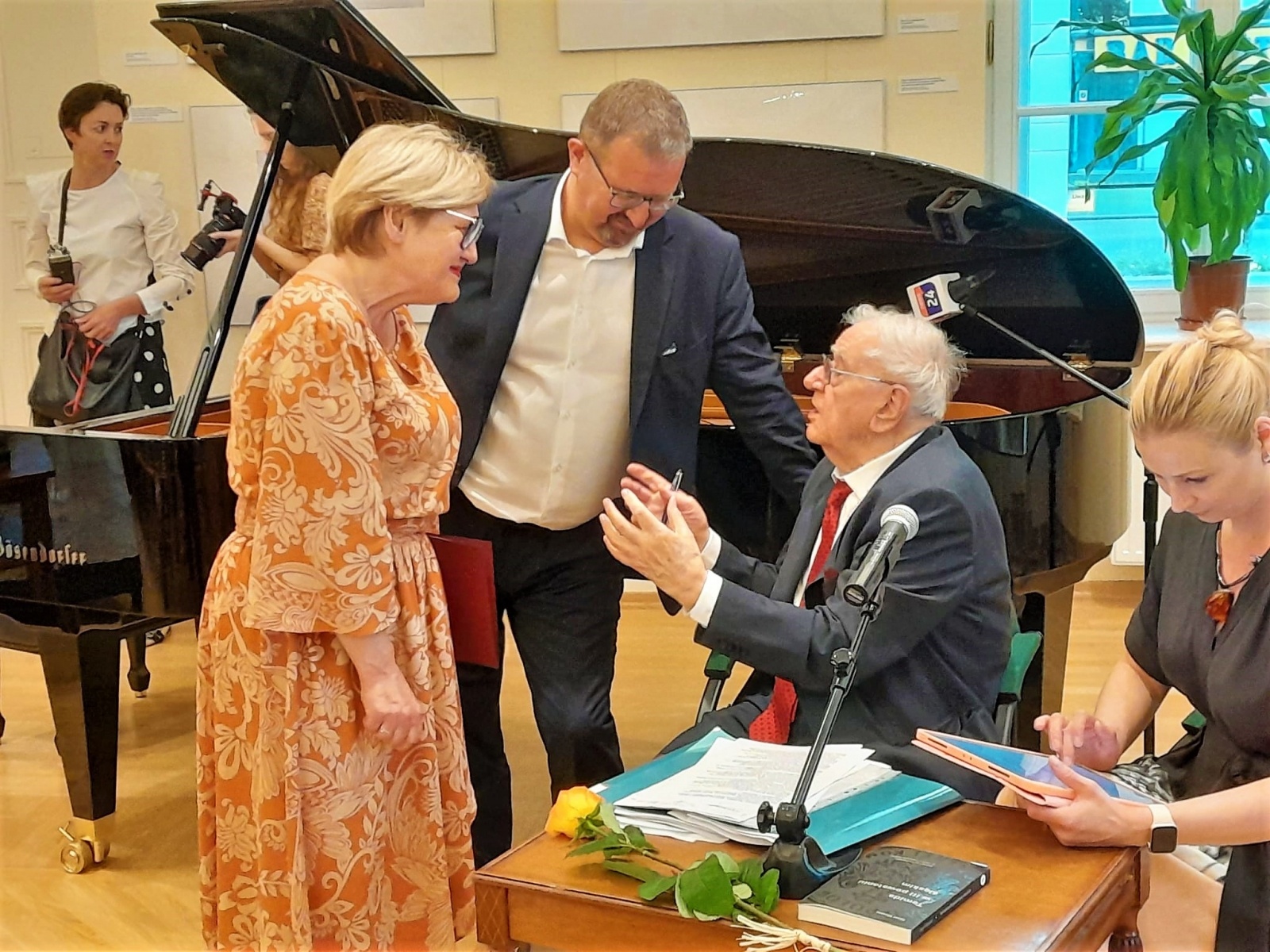 Zdjęcie w galerii na portalu naszwodzislaw.com: Marian Dziędziel laureatem nagrody Towarzystwa Przyjaciół Śląska w Warszawie wiadomości z regionu