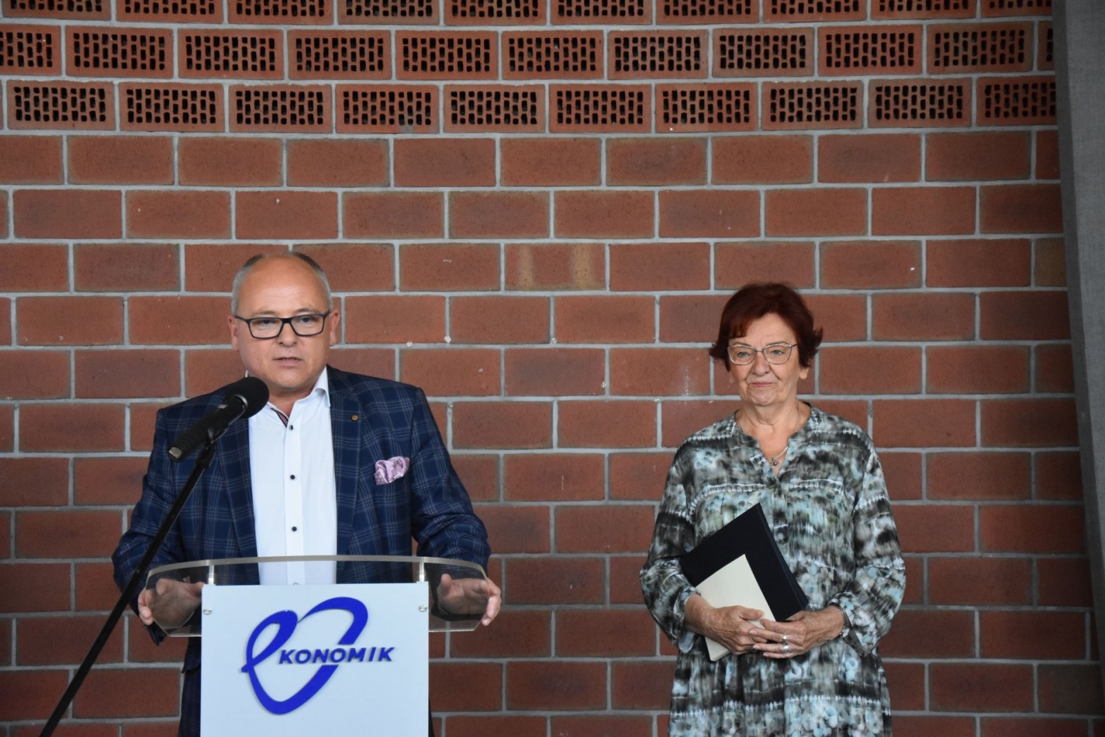 Zdjęcie w galerii na portalu naszwodzislaw.com: Podziękowali nauczycielom i odebrali certyfikaty wiadomości z regionu