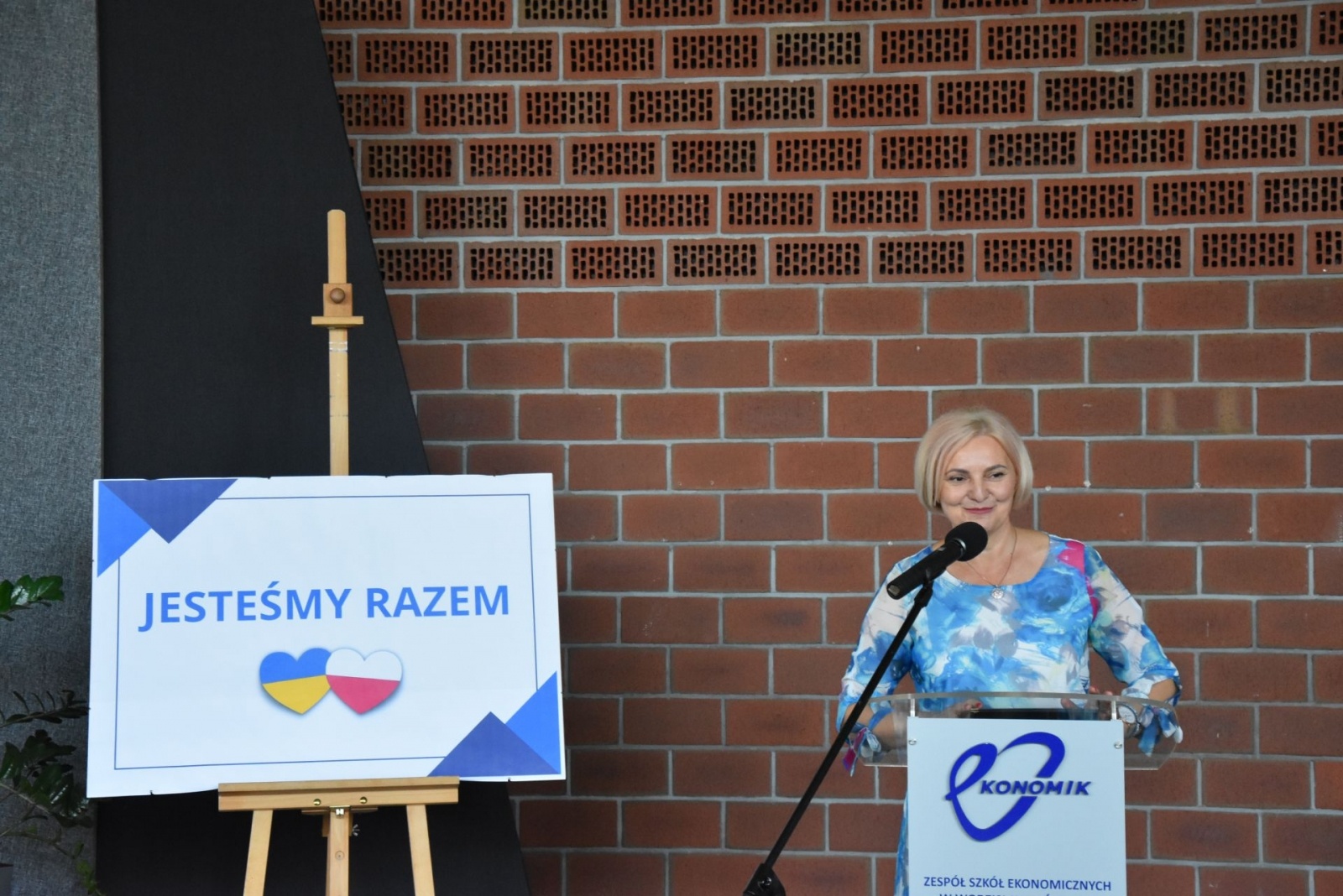 Zdjęcie w galerii na portalu naszwodzislaw.com: Podziękowali nauczycielom i odebrali certyfikaty wiadomości z regionu