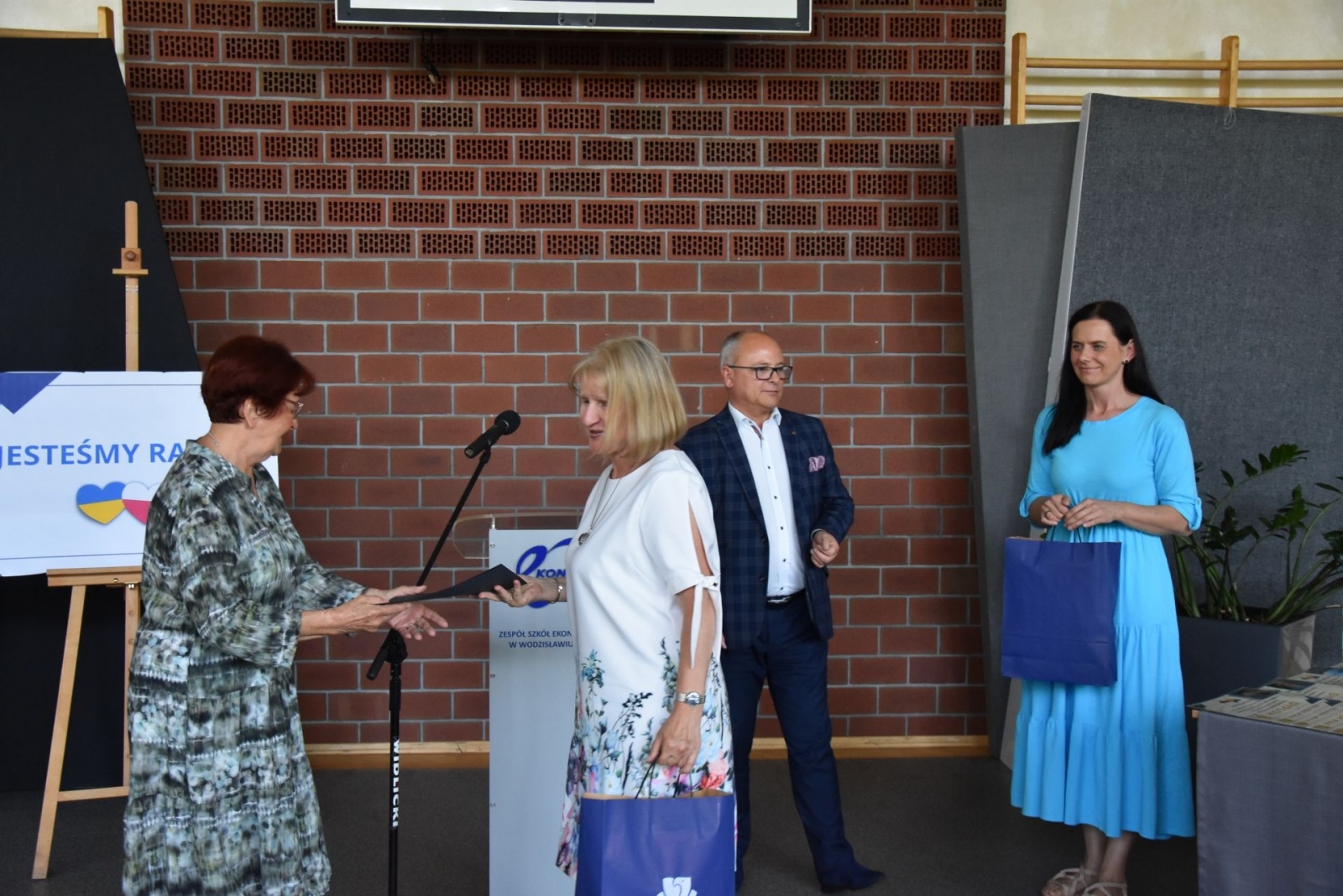 Zdjęcie w galerii na portalu naszwodzislaw.com: Podziękowali nauczycielom i odebrali certyfikaty wiadomości z regionu