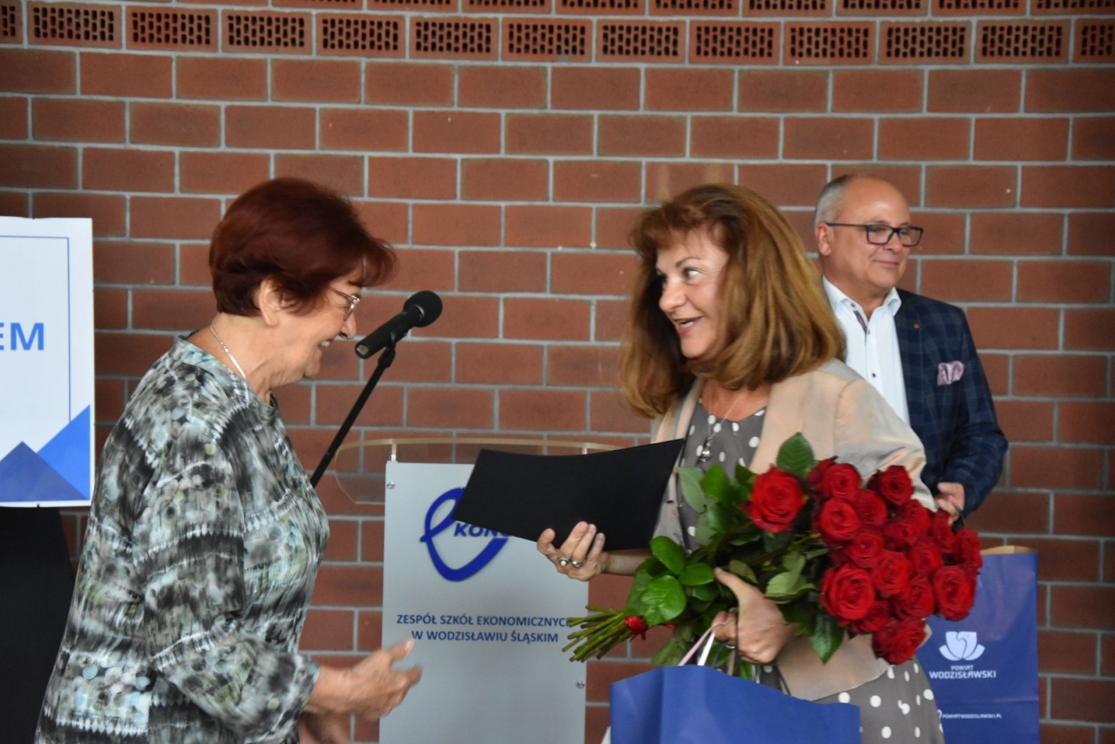 Zdjęcie w galerii na portalu naszwodzislaw.com: Podziękowali nauczycielom i odebrali certyfikaty wiadomości z regionu