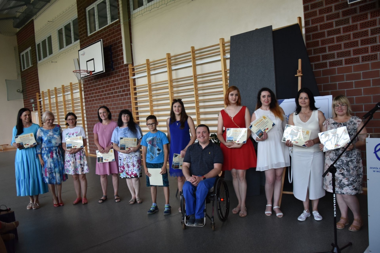 Zdjęcie w galerii na portalu naszwodzislaw.com: Podziękowali nauczycielom i odebrali certyfikaty wiadomości z regionu