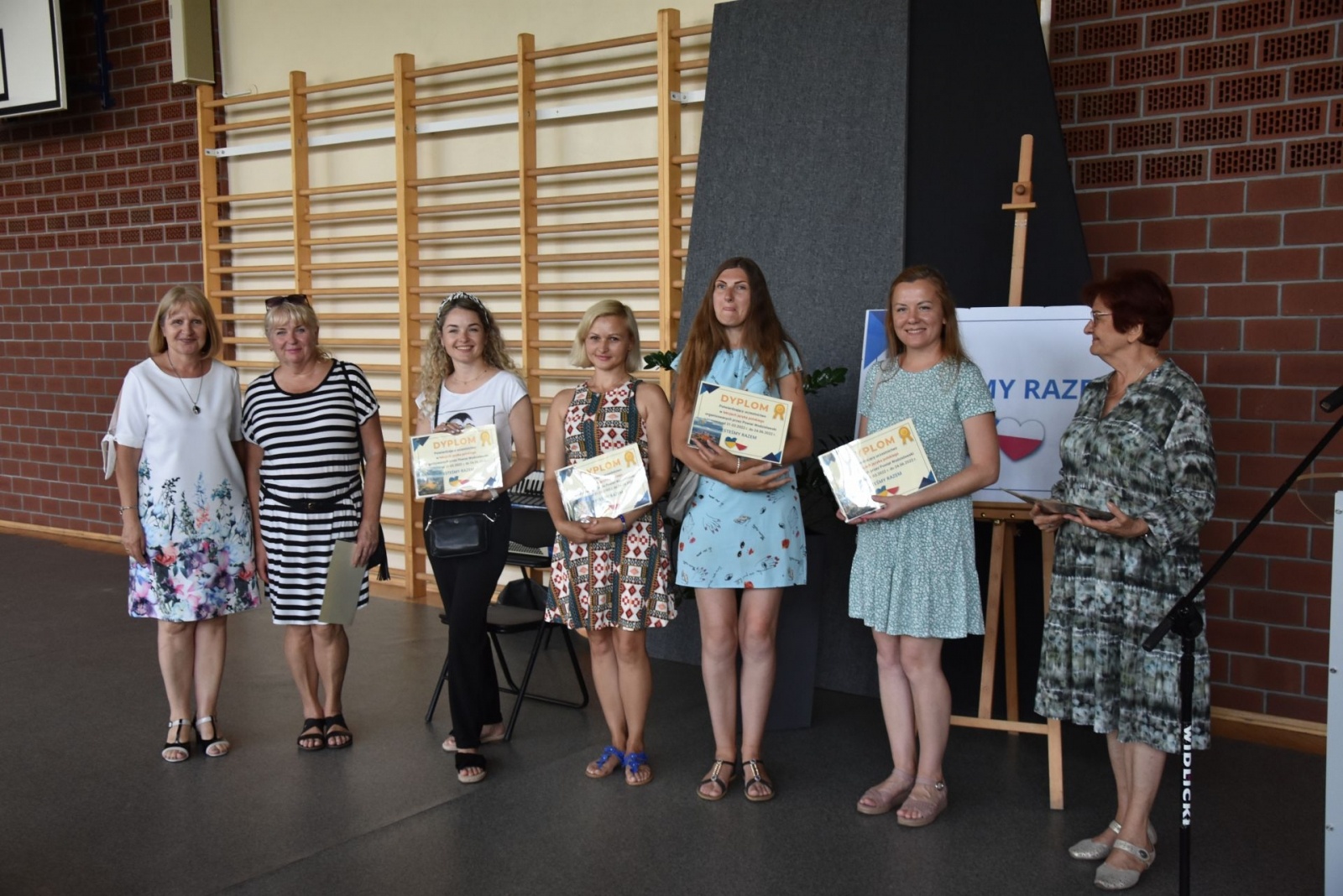 Zdjęcie w galerii na portalu naszwodzislaw.com: Podziękowali nauczycielom i odebrali certyfikaty wiadomości z regionu