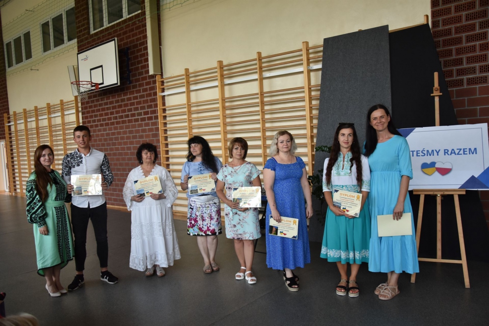 Zdjęcie w galerii na portalu naszwodzislaw.com: Podziękowali nauczycielom i odebrali certyfikaty wiadomości z regionu