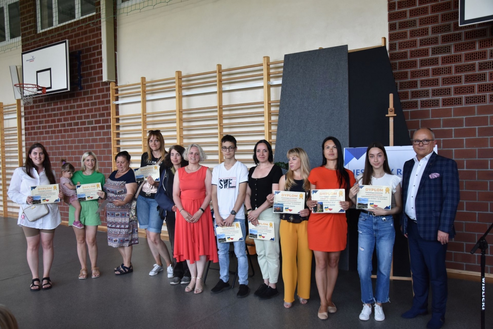 Zdjęcie w galerii na portalu naszwodzislaw.com: Podziękowali nauczycielom i odebrali certyfikaty wiadomości z regionu
