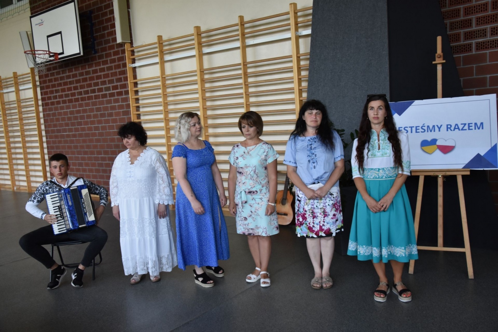 Zdjęcie w galerii na portalu naszwodzislaw.com: Podziękowali nauczycielom i odebrali certyfikaty wiadomości z regionu