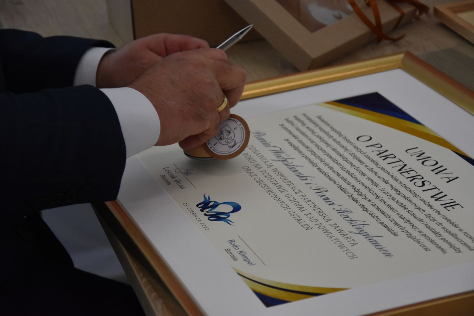 Zdjęcie w galerii na portalu naszwodzislaw.com: Wspólnie uczcili jubileusz 20-lecia współpracy wiadomości z regionu