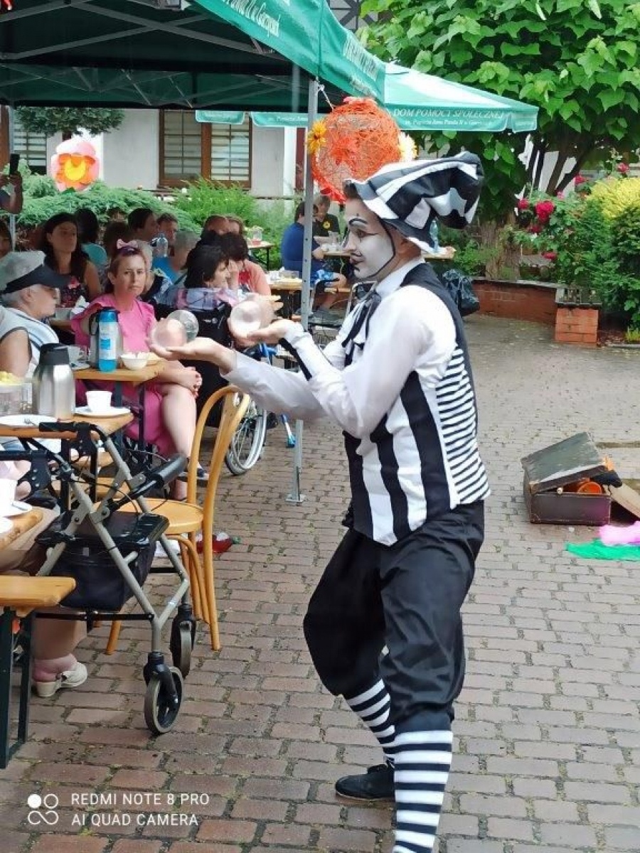 Zdjęcie w galerii na portalu naszwodzislaw.com: Mieszkańcy Domu Pomocy Społecznej w Gorzycach przywitali lato wiadomości z regionu