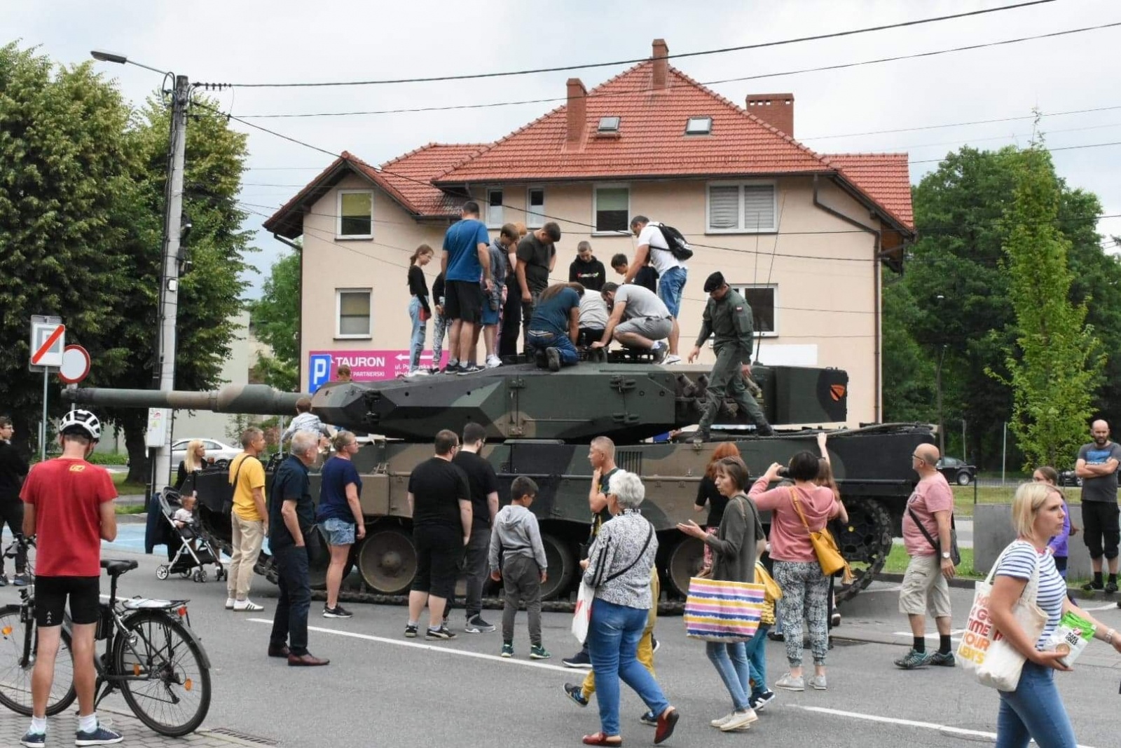 Zdjęcie w galerii na portalu naszwodzislaw.com: Wodzisław jak przed stu laty, znów pięknie powitał Polskę wiadomości z regionu