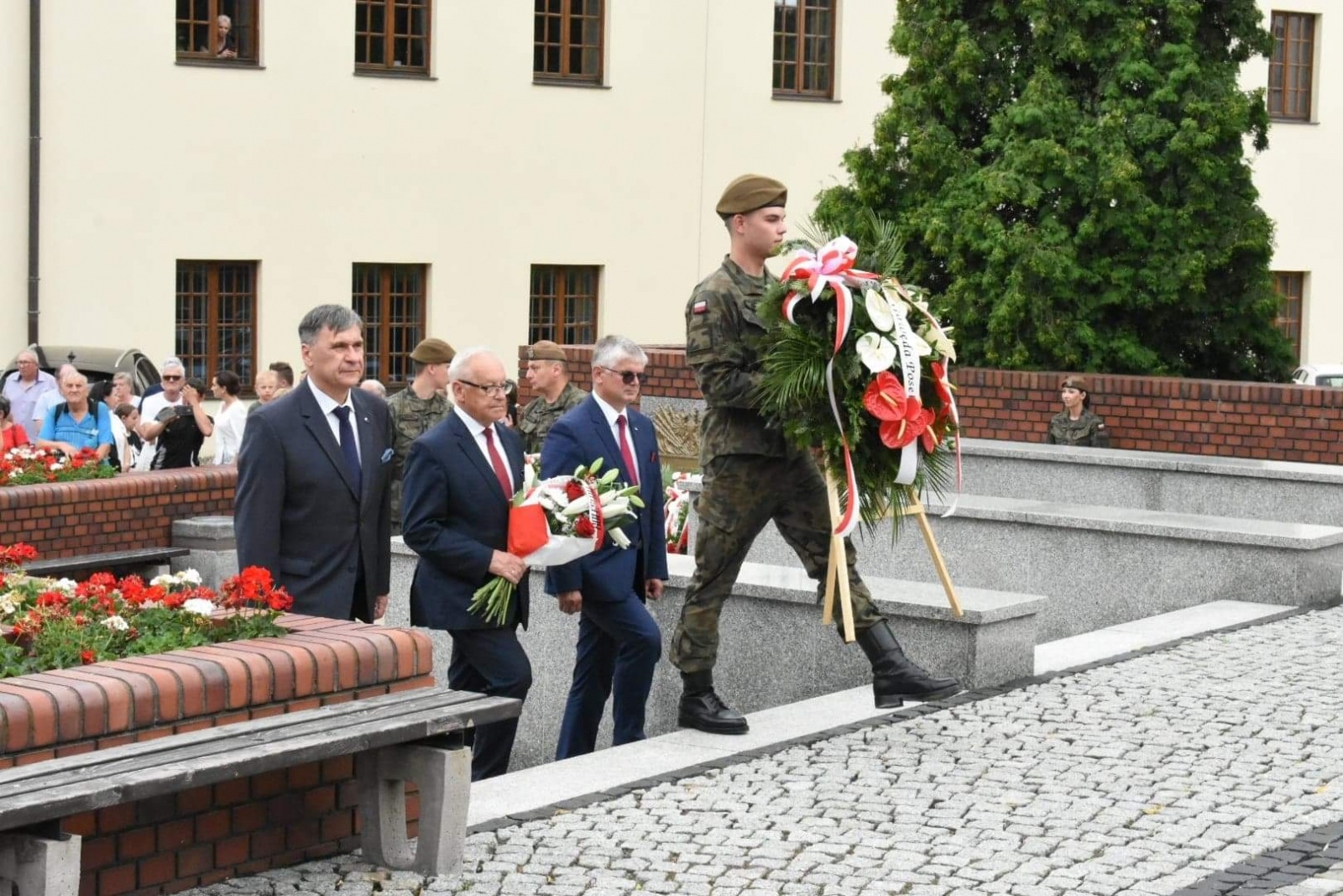 Zdjęcie w galerii na portalu naszwodzislaw.com: Wodzisław jak przed stu laty, znów pięknie powitał Polskę wiadomości z regionu