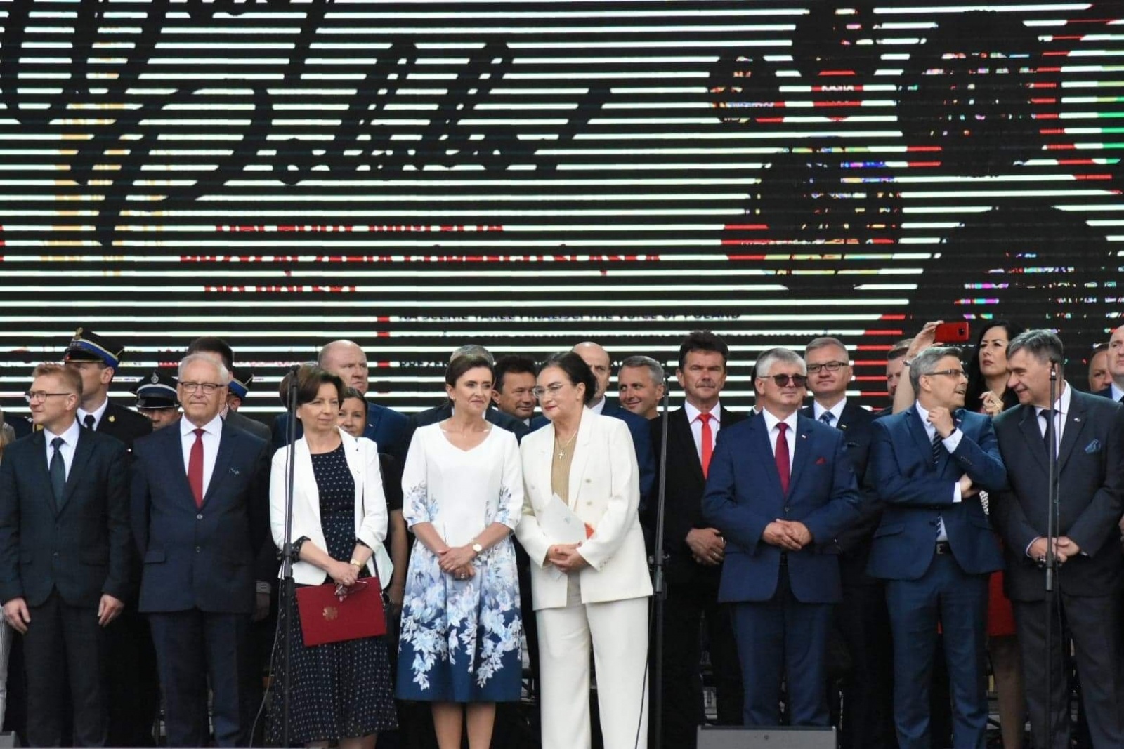 Zdjęcie w galerii na portalu naszwodzislaw.com: Wodzisław jak przed stu laty, znów pięknie powitał Polskę wiadomości z regionu