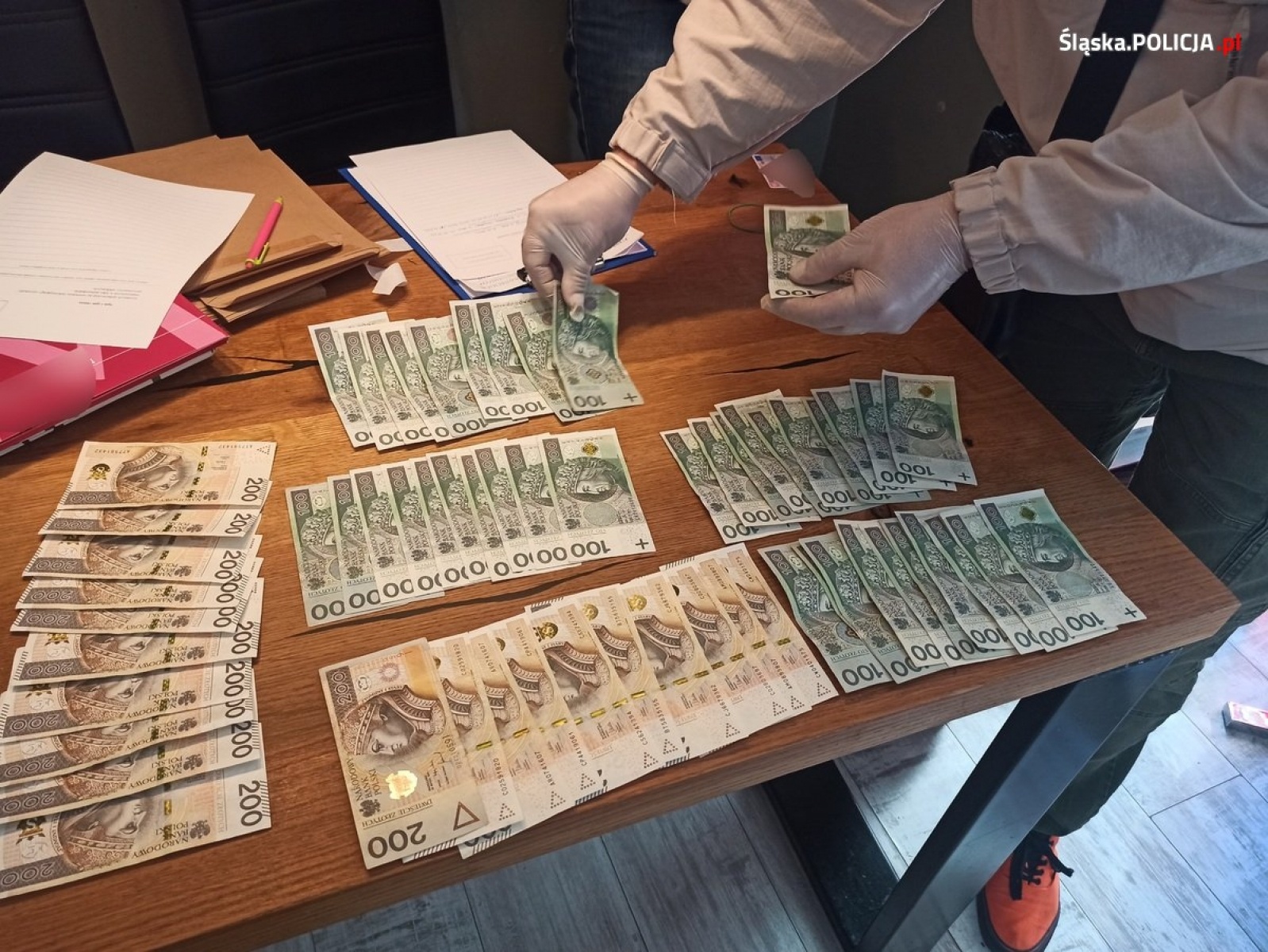 Zdjęcie w galerii na portalu naszwodzislaw.com: Gang pseudokibiców przemycał ludzi wiadomości z regionu