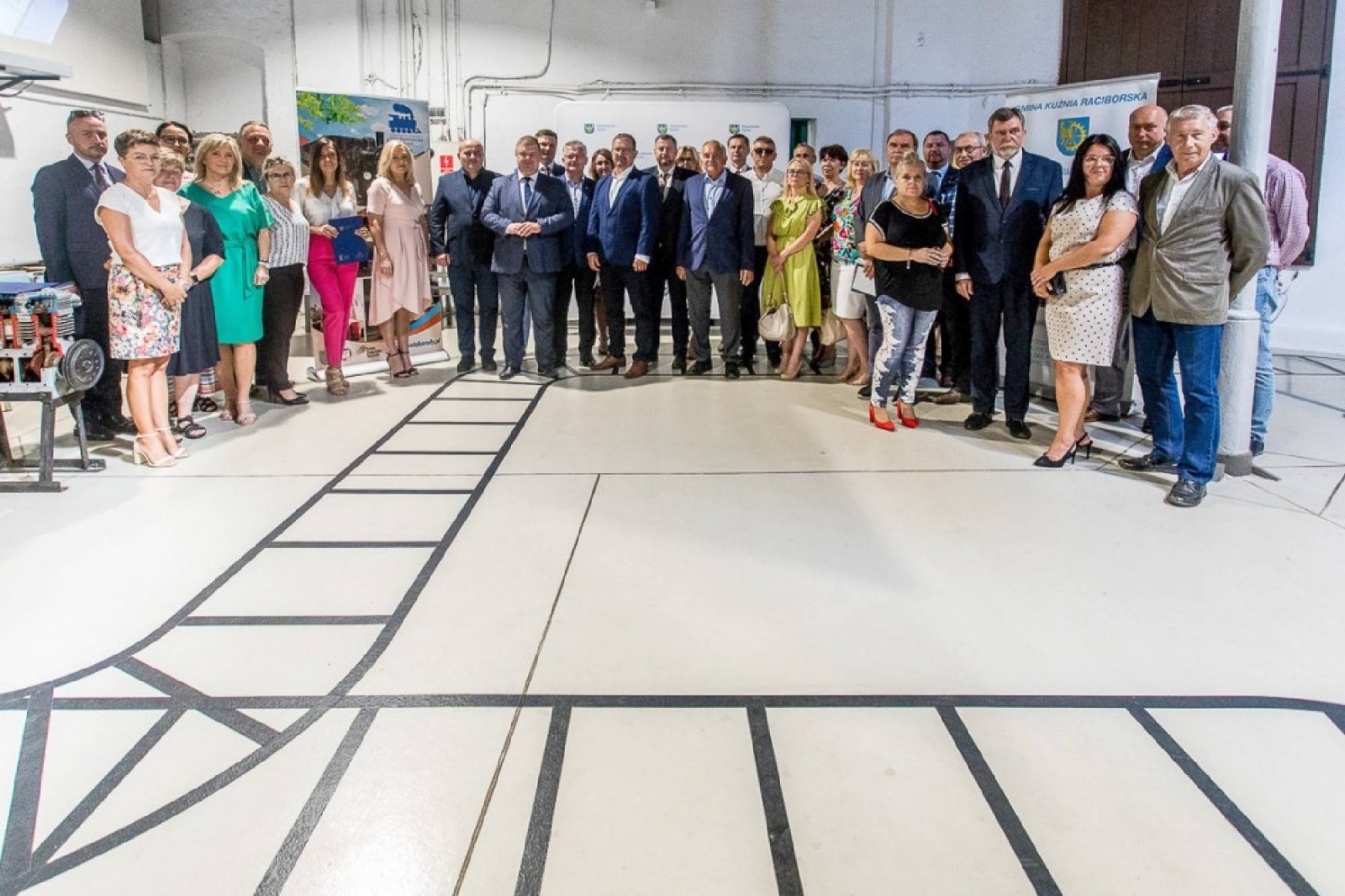 Zdjęcie w galerii na portalu naszwodzislaw.com: Inicjatywa sołecka dla powiatu wodzisławskiego - umowy podpisano w skansenie wiadomości z regionu