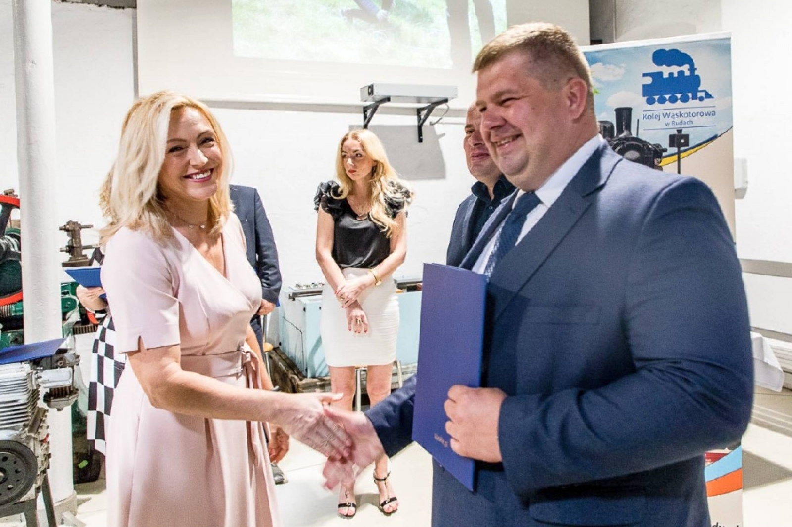 Zdjęcie w galerii na portalu naszwodzislaw.com: Inicjatywa sołecka dla powiatu wodzisławskiego - umowy podpisano w skansenie wiadomości z regionu