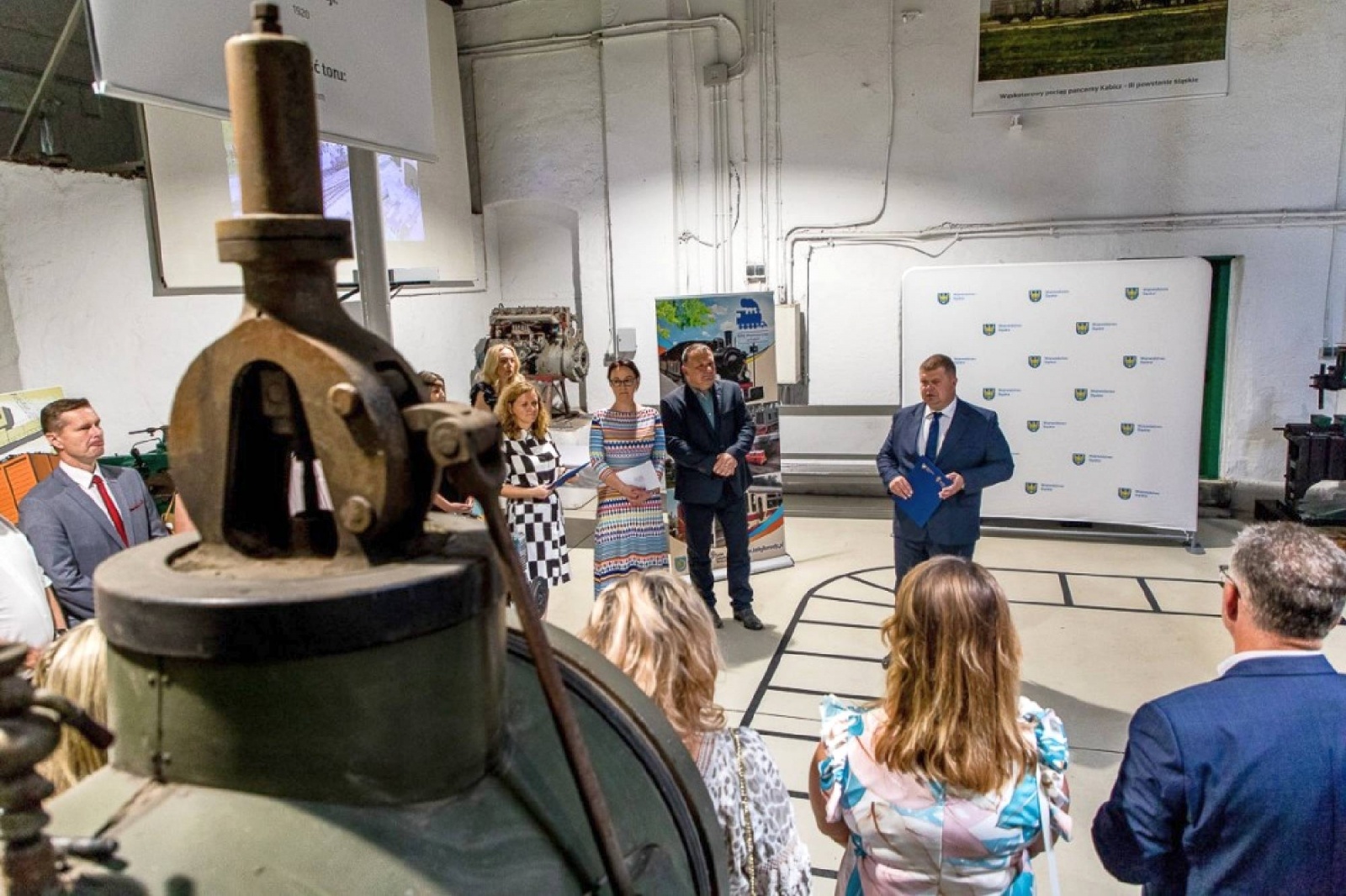 Zdjęcie w galerii na portalu naszwodzislaw.com: Inicjatywa sołecka dla powiatu wodzisławskiego - umowy podpisano w skansenie wiadomości z regionu