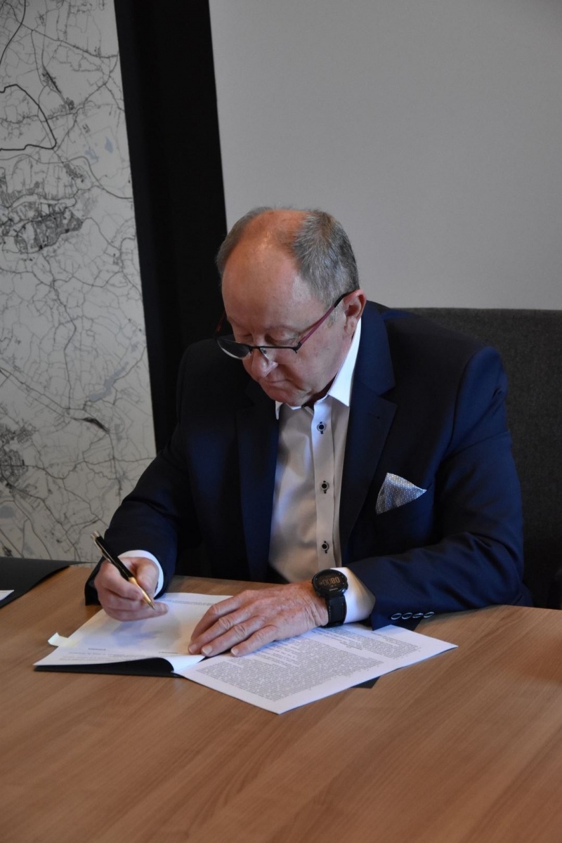 Zdjęcie w galerii na portalu naszwodzislaw.com: Przy szkole w Rydułtowach będzie bardziej estetycznie i funkcjonalnie wiadomości z regionu