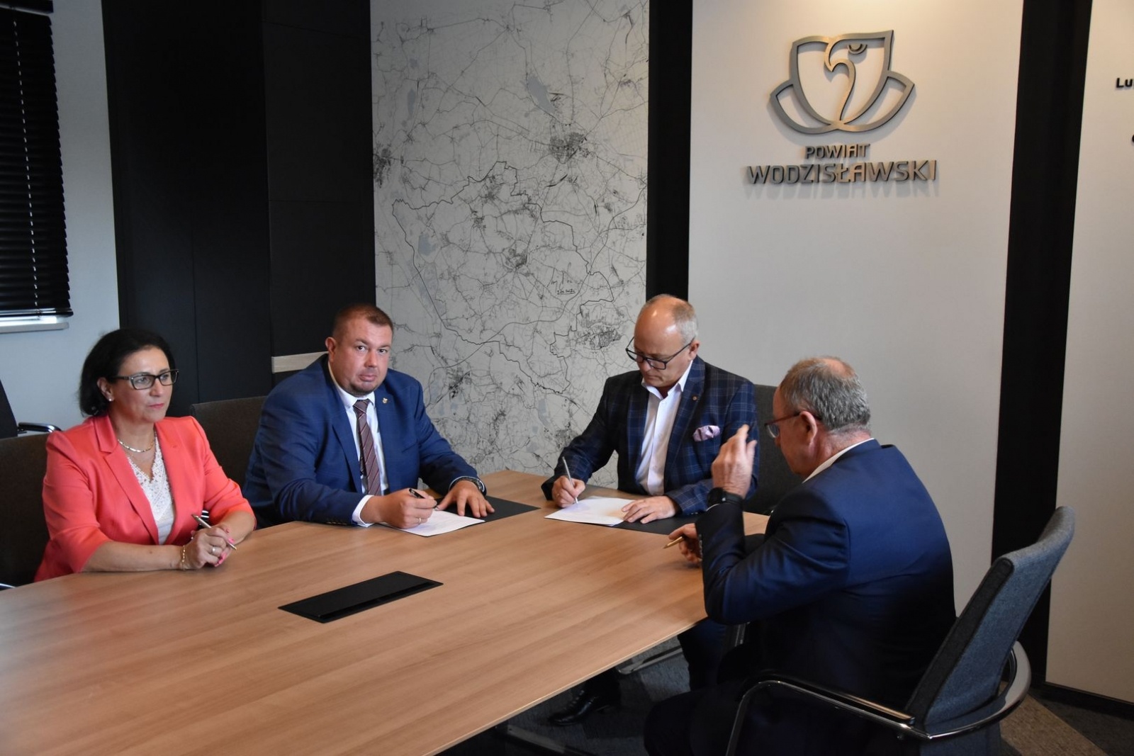 Zdjęcie w galerii na portalu naszwodzislaw.com: Wspólnie chcą kupić ekologiczne autobusy i zrealizować projekty termomodernizacyjne wiadomości z regionu