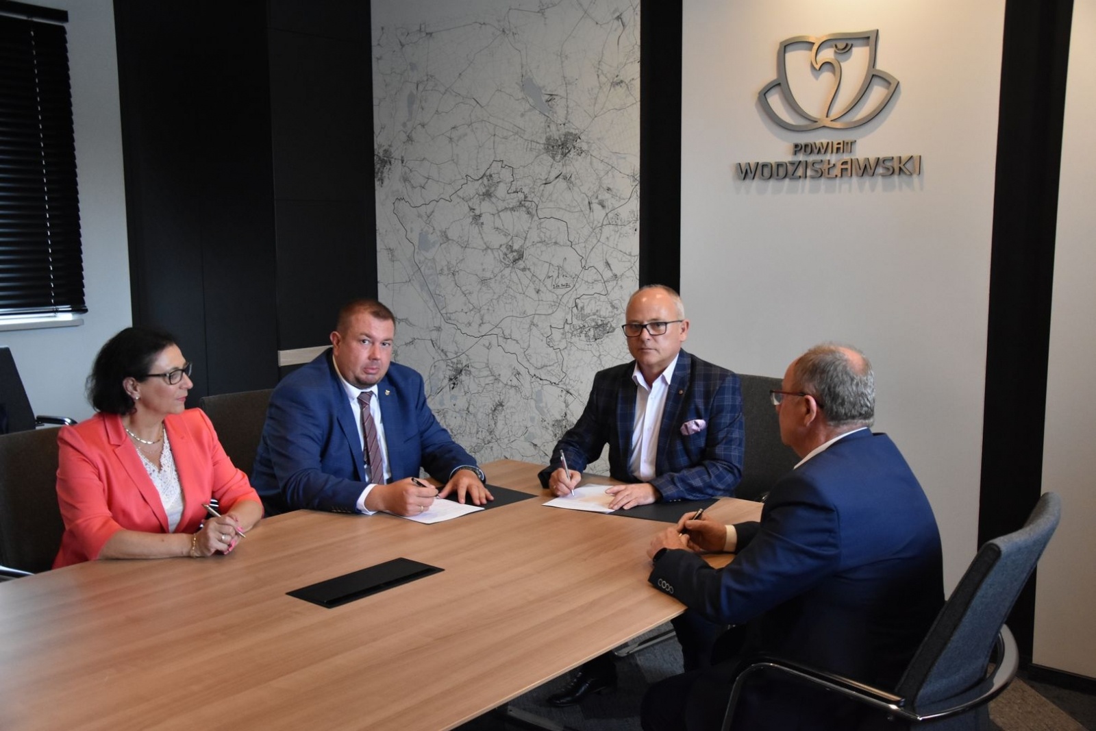 Zdjęcie w galerii na portalu naszwodzislaw.com: Wspólnie chcą kupić ekologiczne autobusy i zrealizować projekty termomodernizacyjne wiadomości z regionu