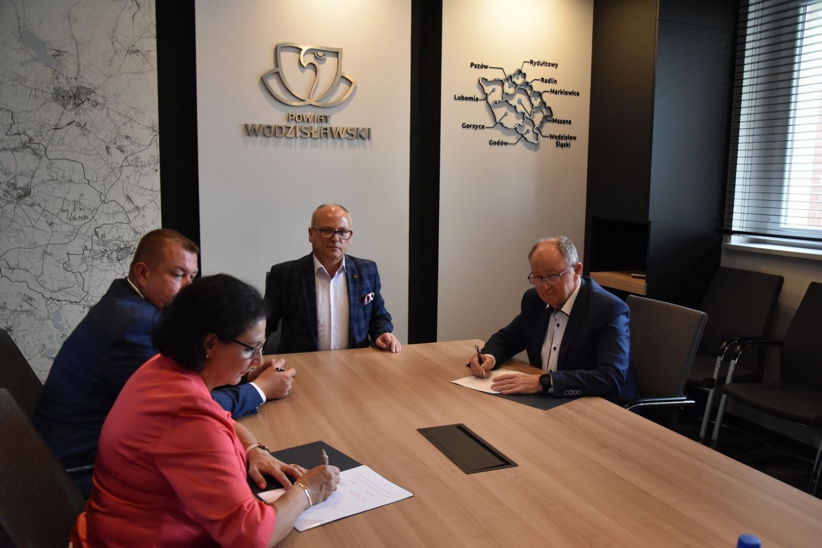 Zdjęcie w galerii na portalu naszwodzislaw.com: Wspólnie chcą kupić ekologiczne autobusy i zrealizować projekty termomodernizacyjne wiadomości z regionu