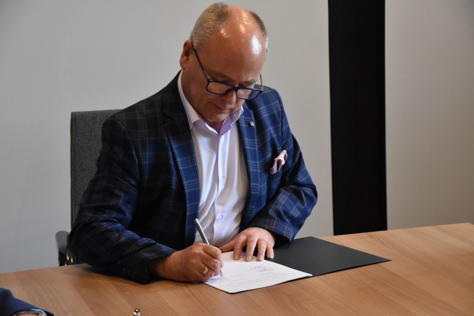 Zdjęcie w galerii na portalu naszwodzislaw.com: Wspólnie chcą kupić ekologiczne autobusy i zrealizować projekty termomodernizacyjne wiadomości z regionu