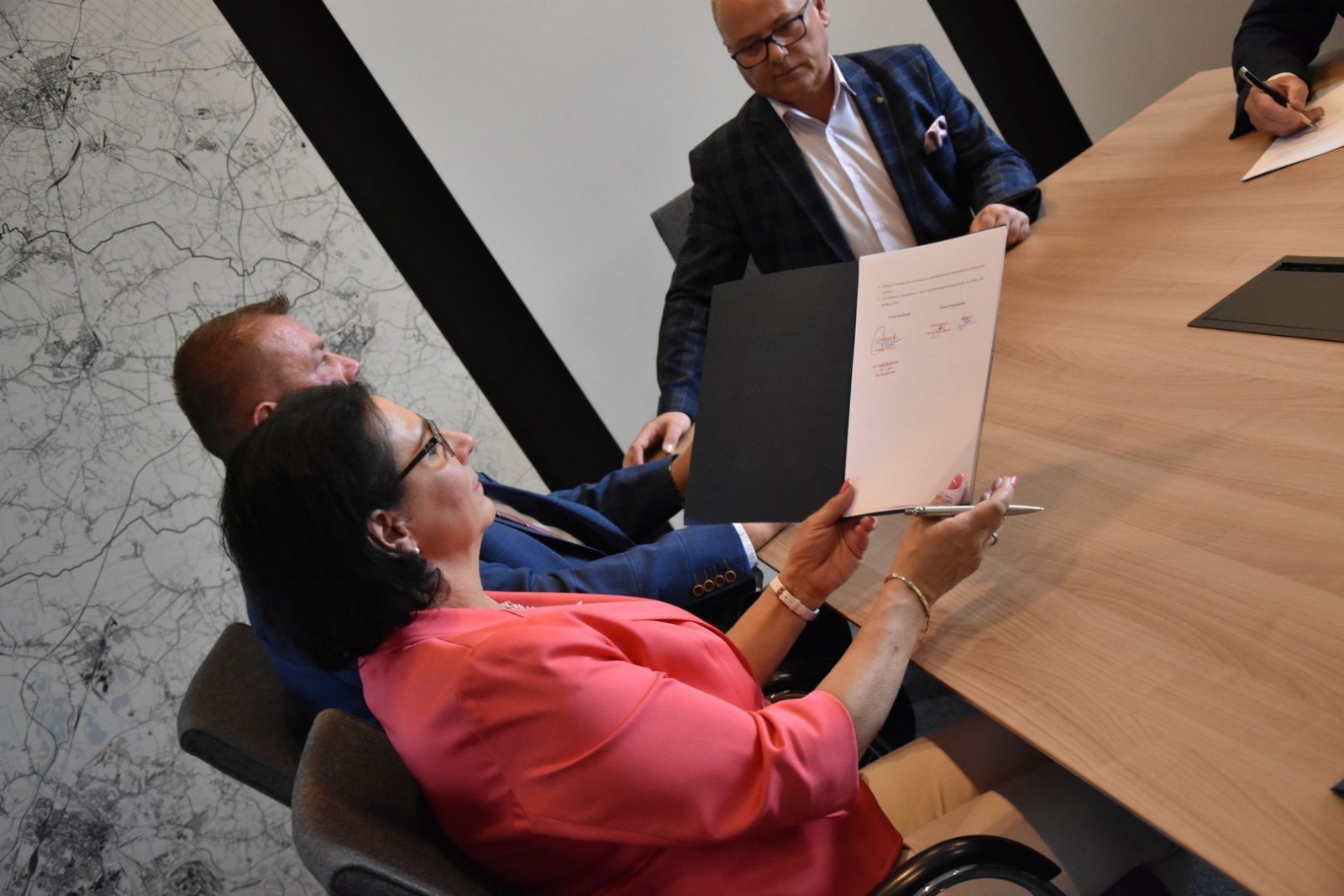 Zdjęcie w galerii na portalu naszwodzislaw.com: Wspólnie chcą kupić ekologiczne autobusy i zrealizować projekty termomodernizacyjne wiadomości z regionu