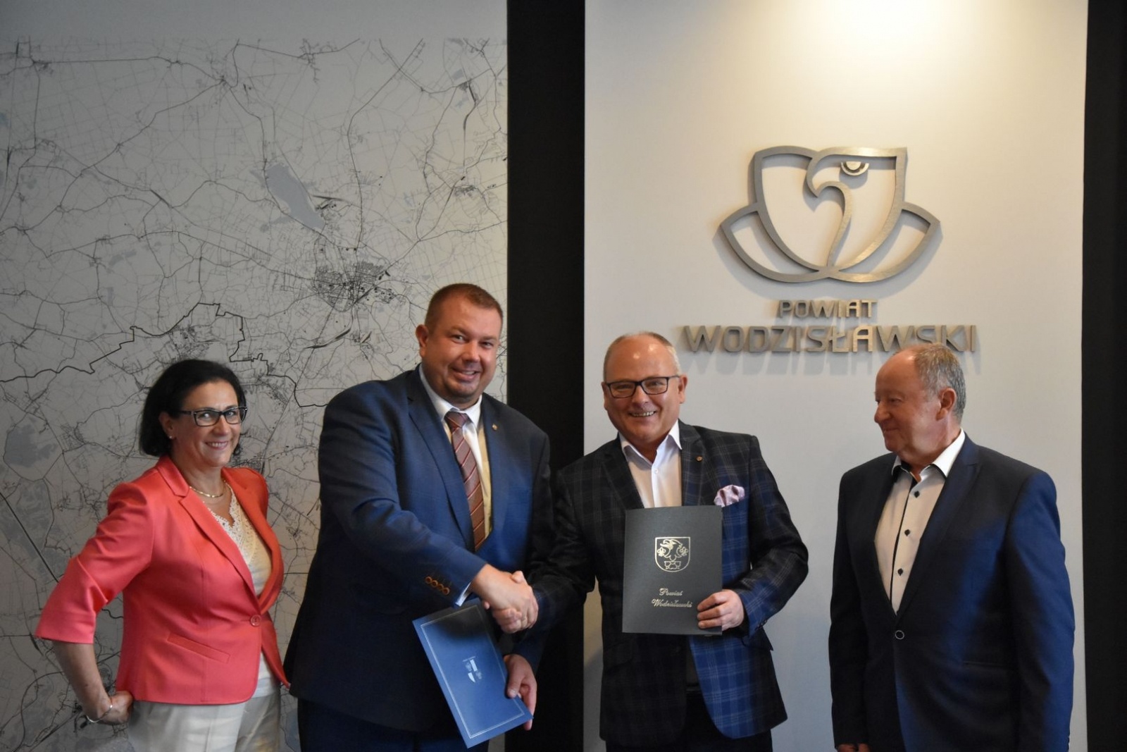 Zdjęcie w galerii na portalu naszwodzislaw.com: Wspólnie chcą kupić ekologiczne autobusy i zrealizować projekty termomodernizacyjne wiadomości z regionu