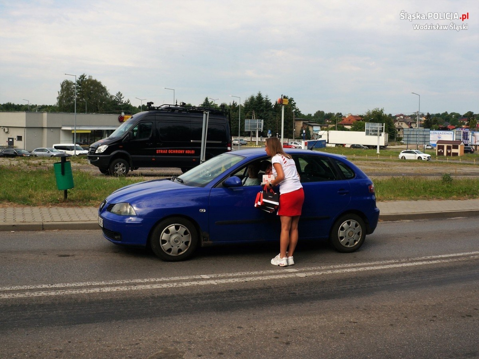 Zdjęcie w galerii na portalu naszwodzislaw.com: Bezpieczny piątek z policją, Sokistami i ambasadorami wiadomości z regionu
