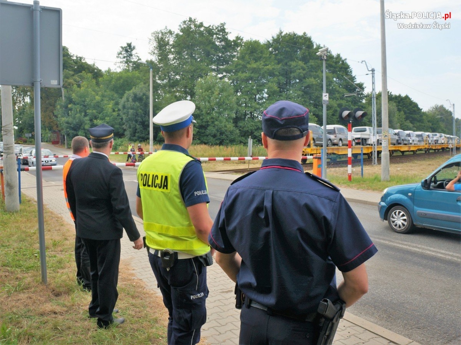 Zdjęcie w galerii na portalu naszwodzislaw.com: Bezpieczny piątek z policją, Sokistami i ambasadorami wiadomości z regionu