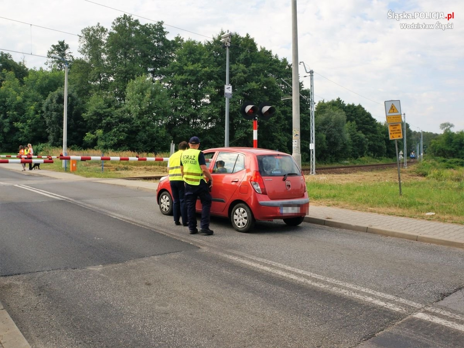 Zdjęcie w galerii na portalu naszwodzislaw.com: Bezpieczny piątek z policją, Sokistami i ambasadorami wiadomości z regionu