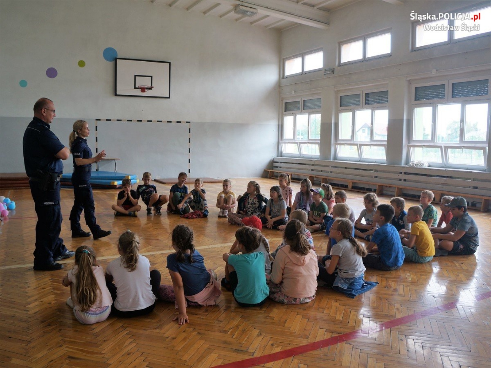Zdjęcie w galerii na portalu naszwodzislaw.com: Policjanci odwiedzili uczestników półkolonii wiadomości z regionu
