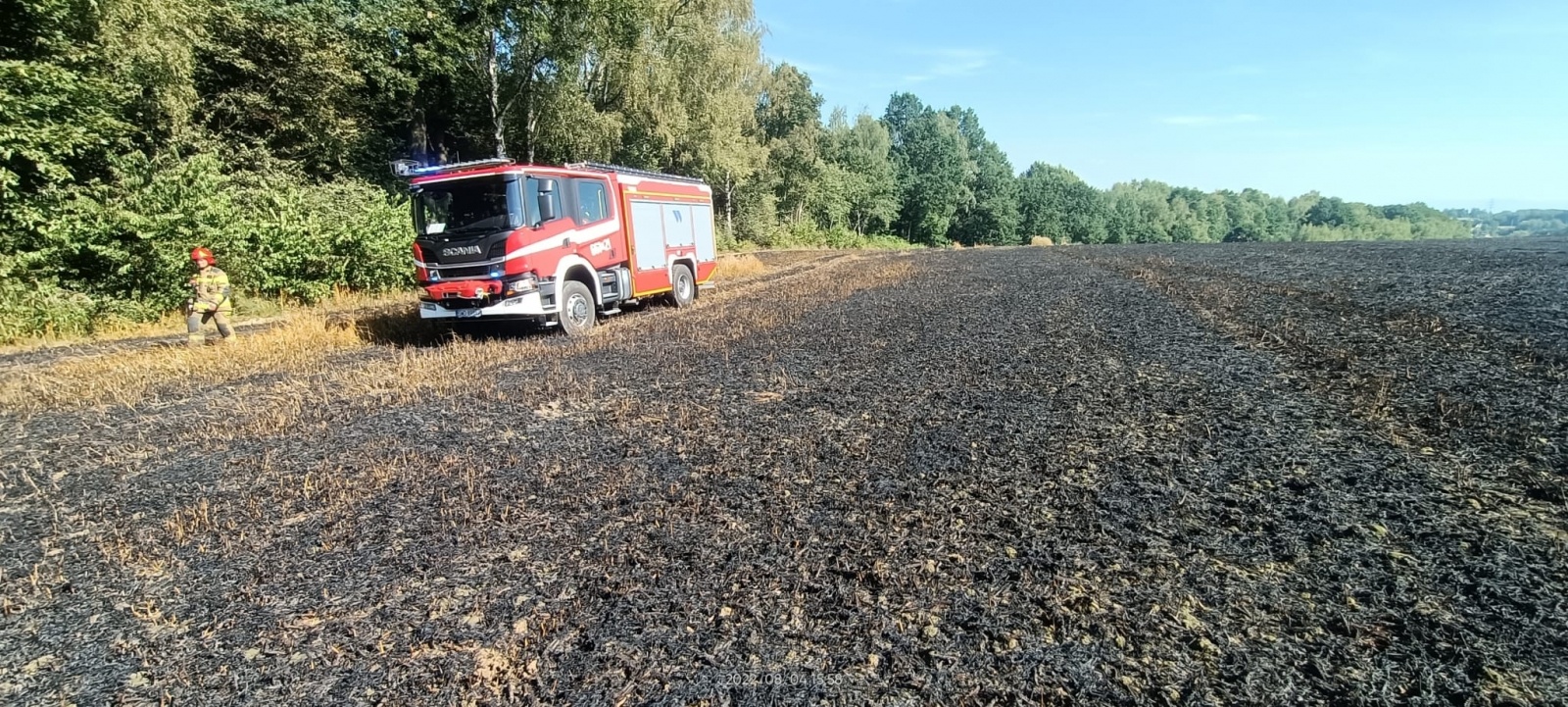 Zdjęcie w galerii na portalu naszwodzislaw.com: Zboże i samochód spłonęły w Mszanie  wiadomości z regionu