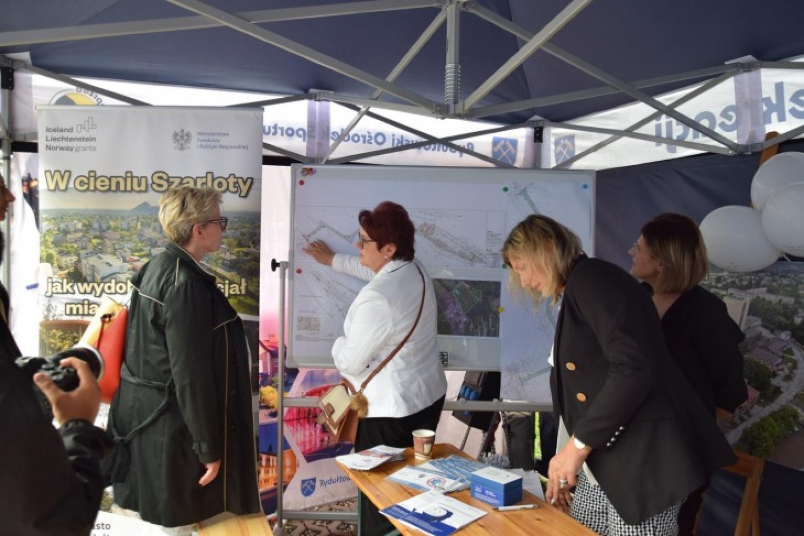 Zdjęcie w galerii na portalu naszwodzislaw.com: Dzień konsultacji na ulicy Ofiar Terroru wiadomości z regionu