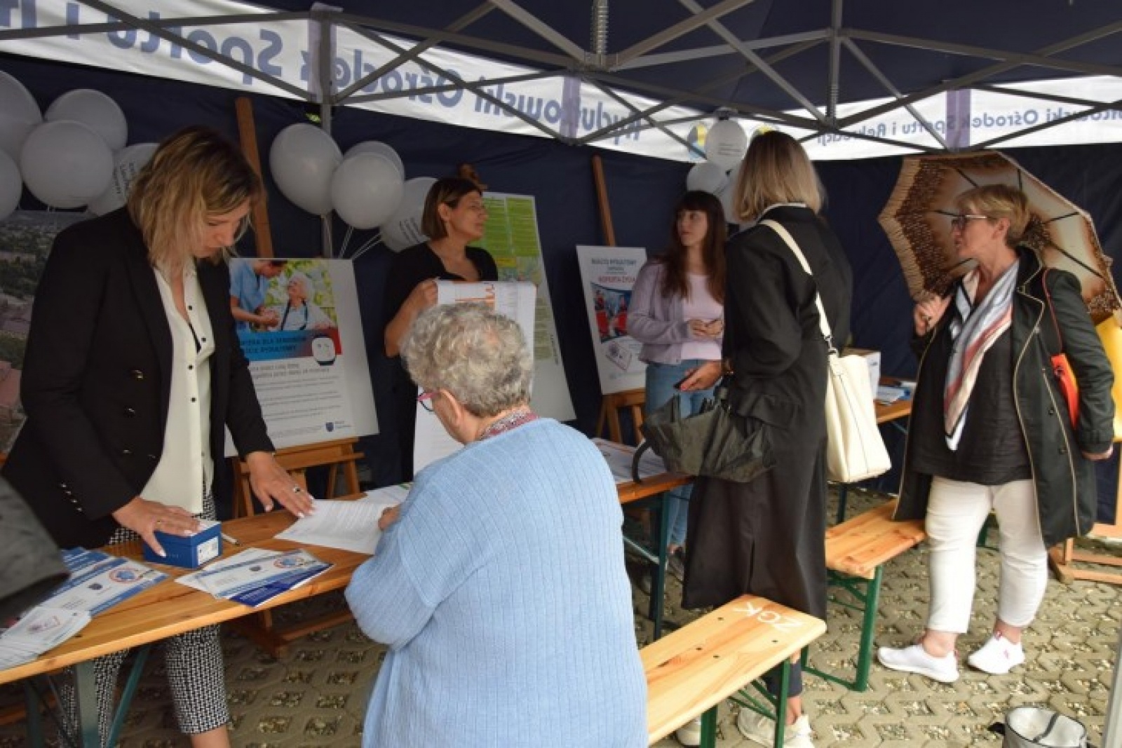 Zdjęcie w galerii na portalu naszwodzislaw.com: Dzień konsultacji na ulicy Ofiar Terroru wiadomości z regionu