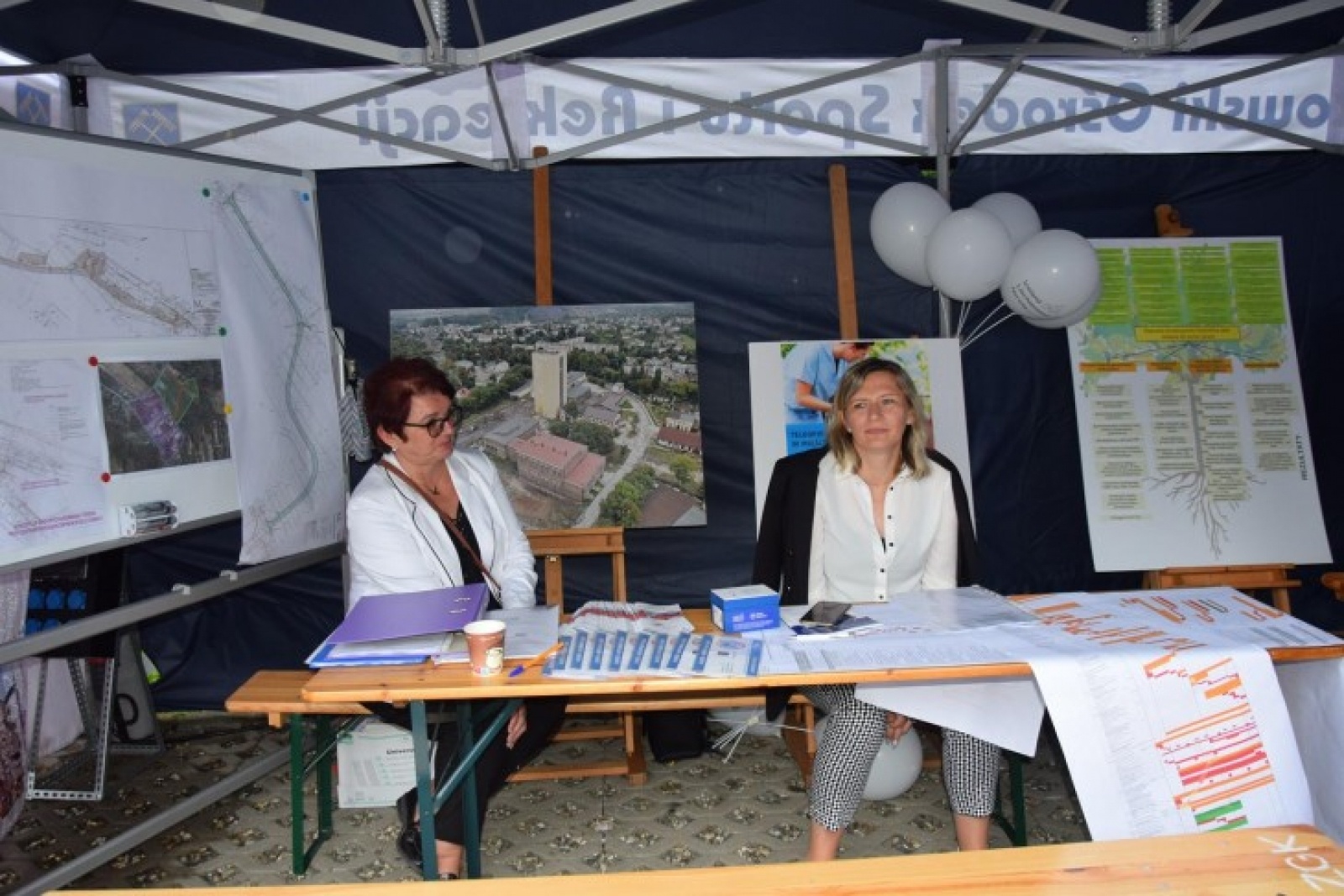 Zdjęcie w galerii na portalu naszwodzislaw.com: Dzień konsultacji na ulicy Ofiar Terroru wiadomości z regionu