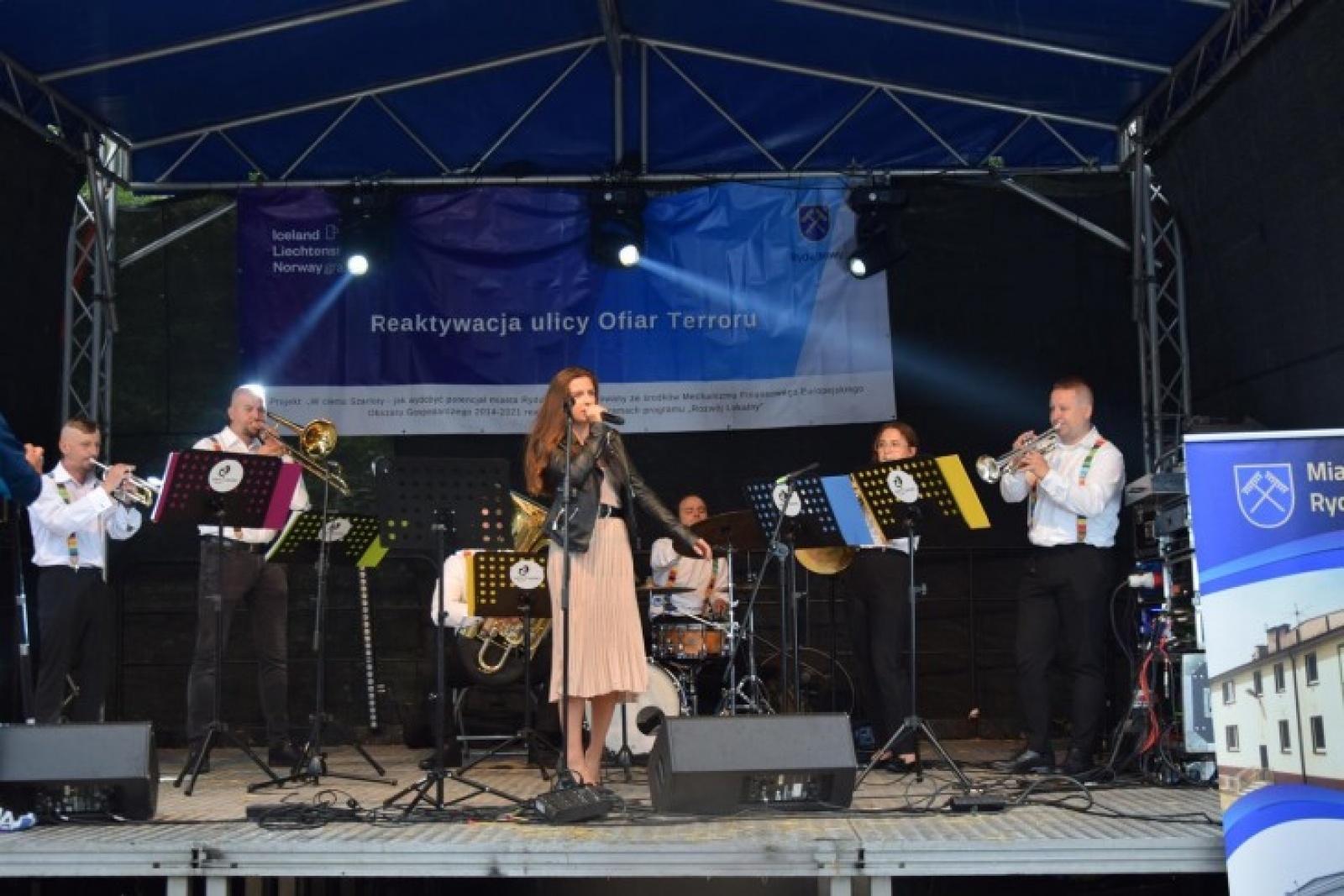 Zdjęcie w galerii na portalu naszwodzislaw.com: Dzień konsultacji na ulicy Ofiar Terroru wiadomości z regionu