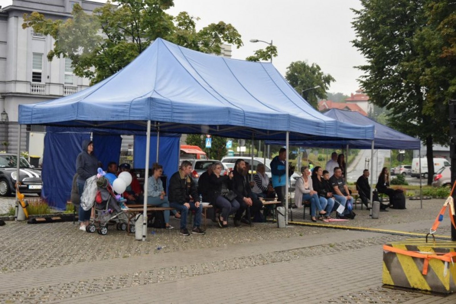 Zdjęcie w galerii na portalu naszwodzislaw.com: Dzień konsultacji na ulicy Ofiar Terroru wiadomości z regionu