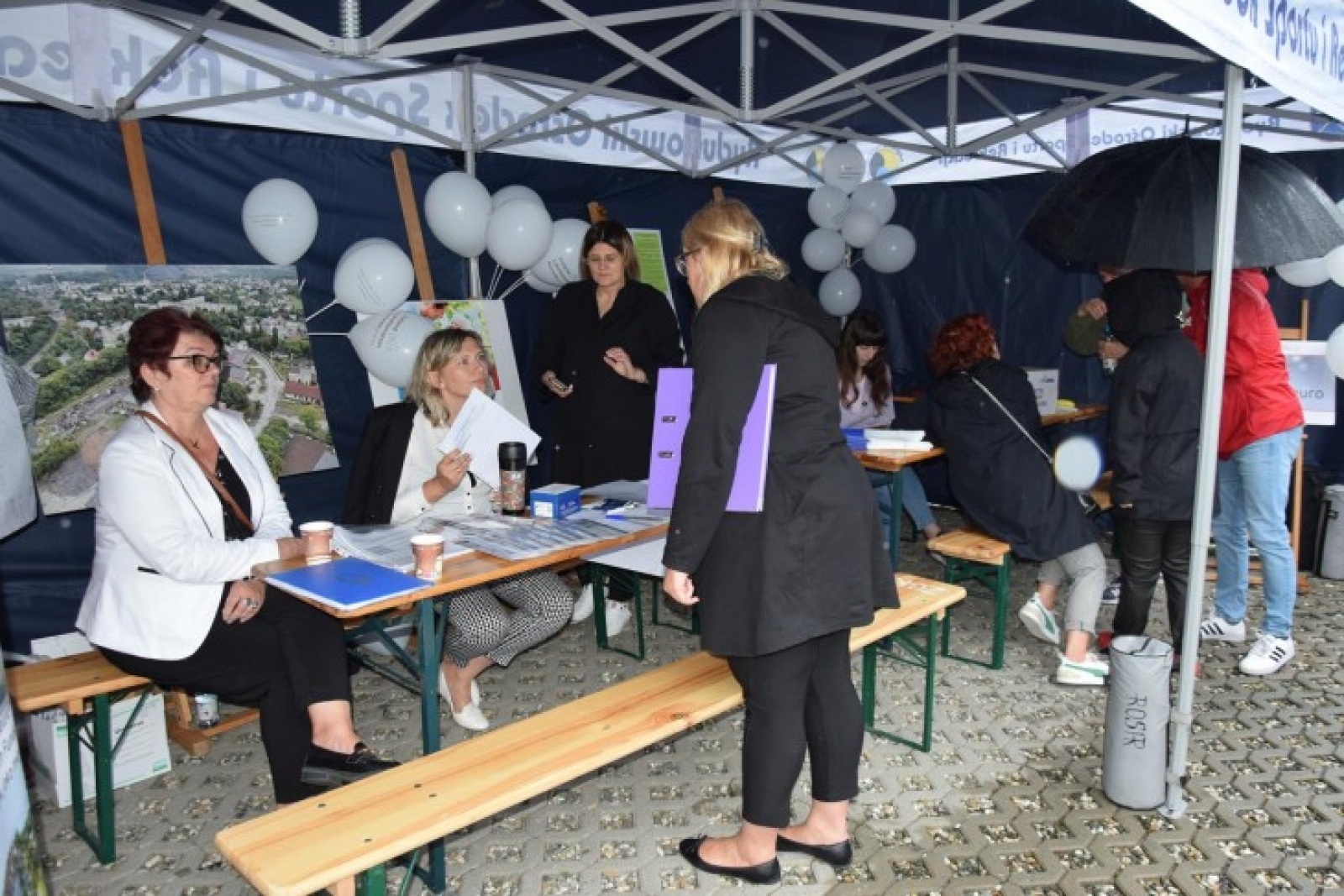 Zdjęcie w galerii na portalu naszwodzislaw.com: Dzień konsultacji na ulicy Ofiar Terroru wiadomości z regionu