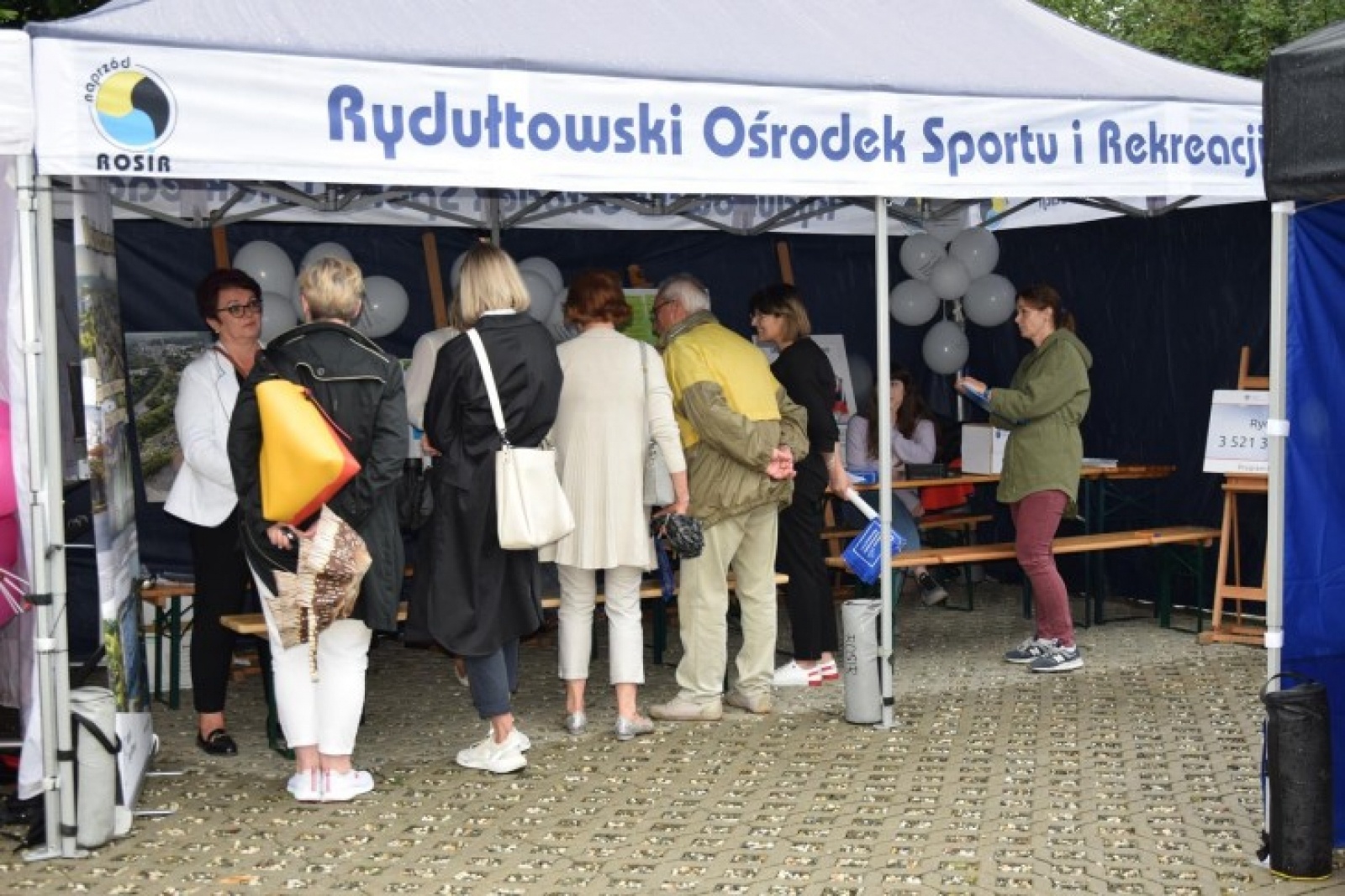 Zdjęcie w galerii na portalu naszwodzislaw.com: Dzień konsultacji na ulicy Ofiar Terroru wiadomości z regionu