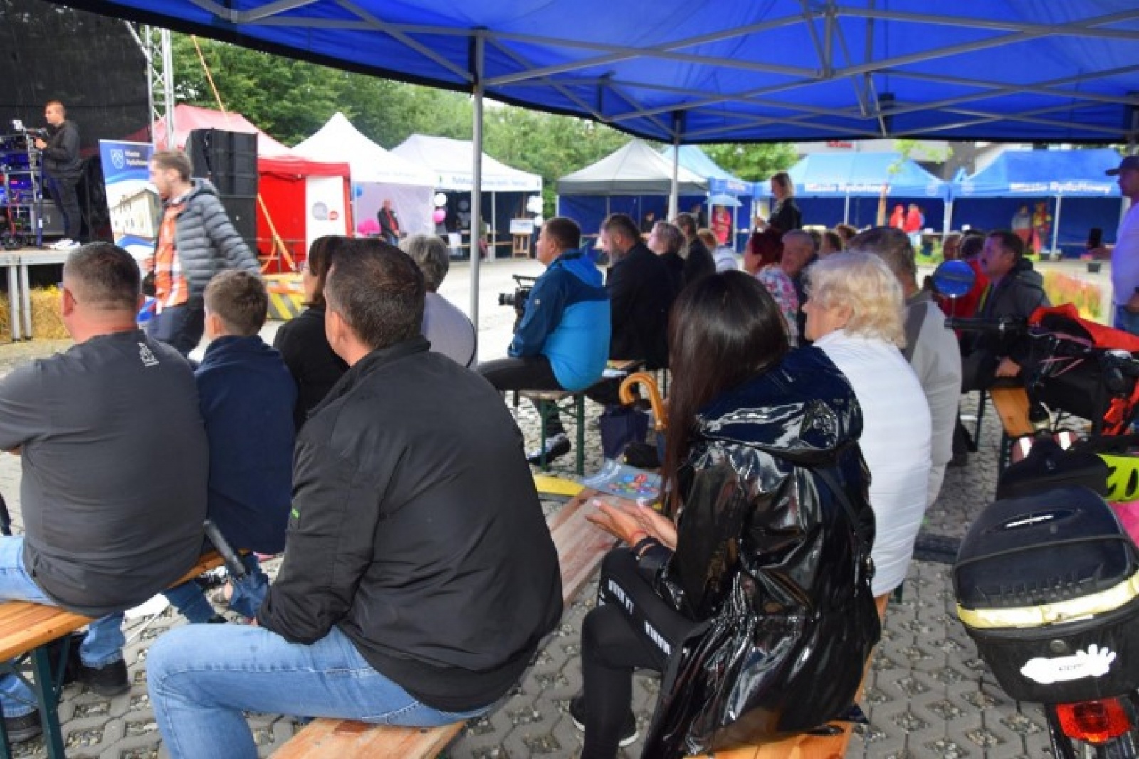 Zdjęcie w galerii na portalu naszwodzislaw.com: Dzień konsultacji na ulicy Ofiar Terroru wiadomości z regionu