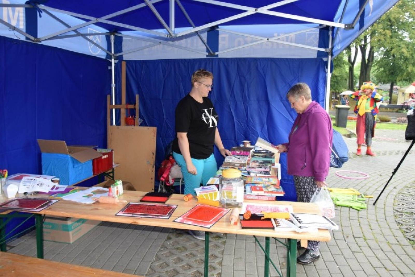 Zdjęcie w galerii na portalu naszwodzislaw.com: Dzień konsultacji na ulicy Ofiar Terroru wiadomości z regionu