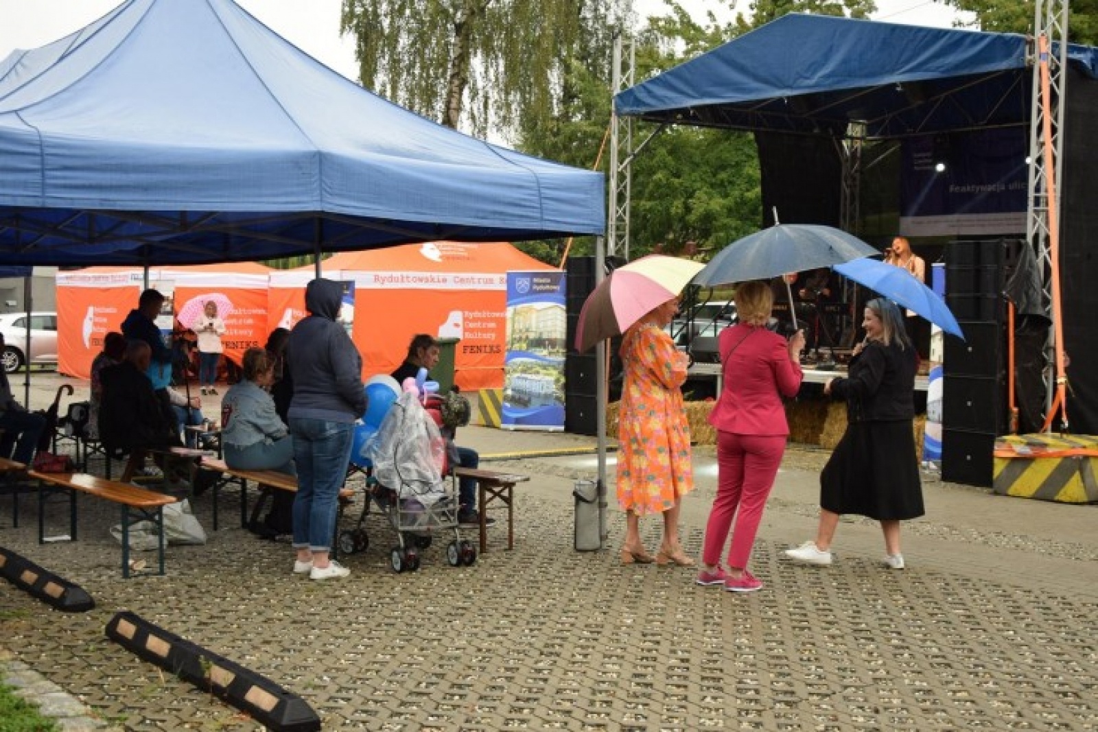 Zdjęcie w galerii na portalu naszwodzislaw.com: Dzień konsultacji na ulicy Ofiar Terroru wiadomości z regionu