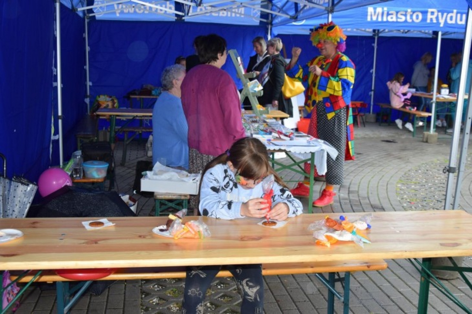 Zdjęcie w galerii na portalu naszwodzislaw.com: Dzień konsultacji na ulicy Ofiar Terroru wiadomości z regionu