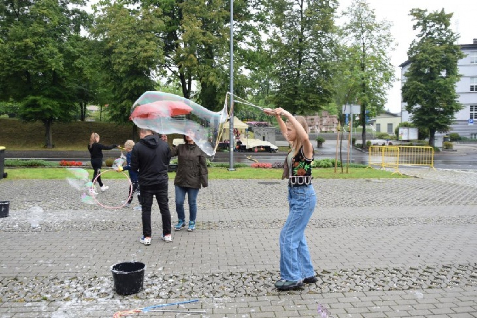 Zdjęcie w galerii na portalu naszwodzislaw.com: Dzień konsultacji na ulicy Ofiar Terroru wiadomości z regionu