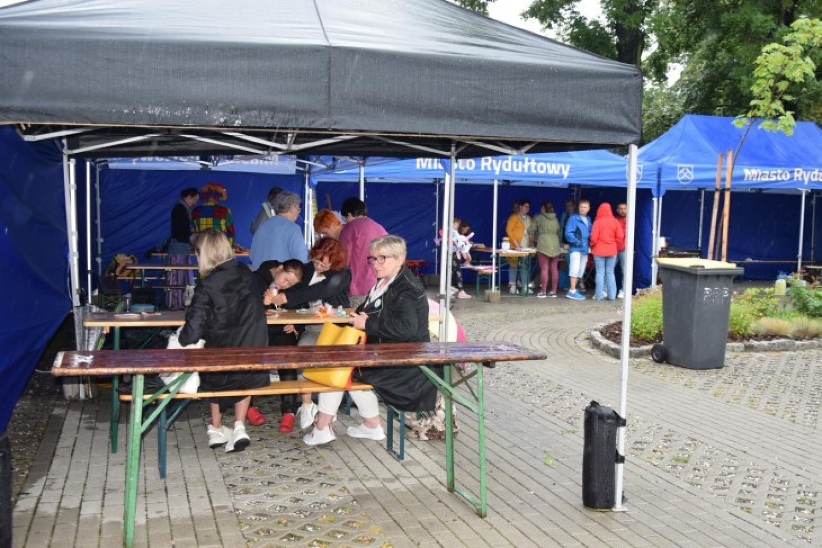 Zdjęcie w galerii na portalu naszwodzislaw.com: Dzień konsultacji na ulicy Ofiar Terroru wiadomości z regionu