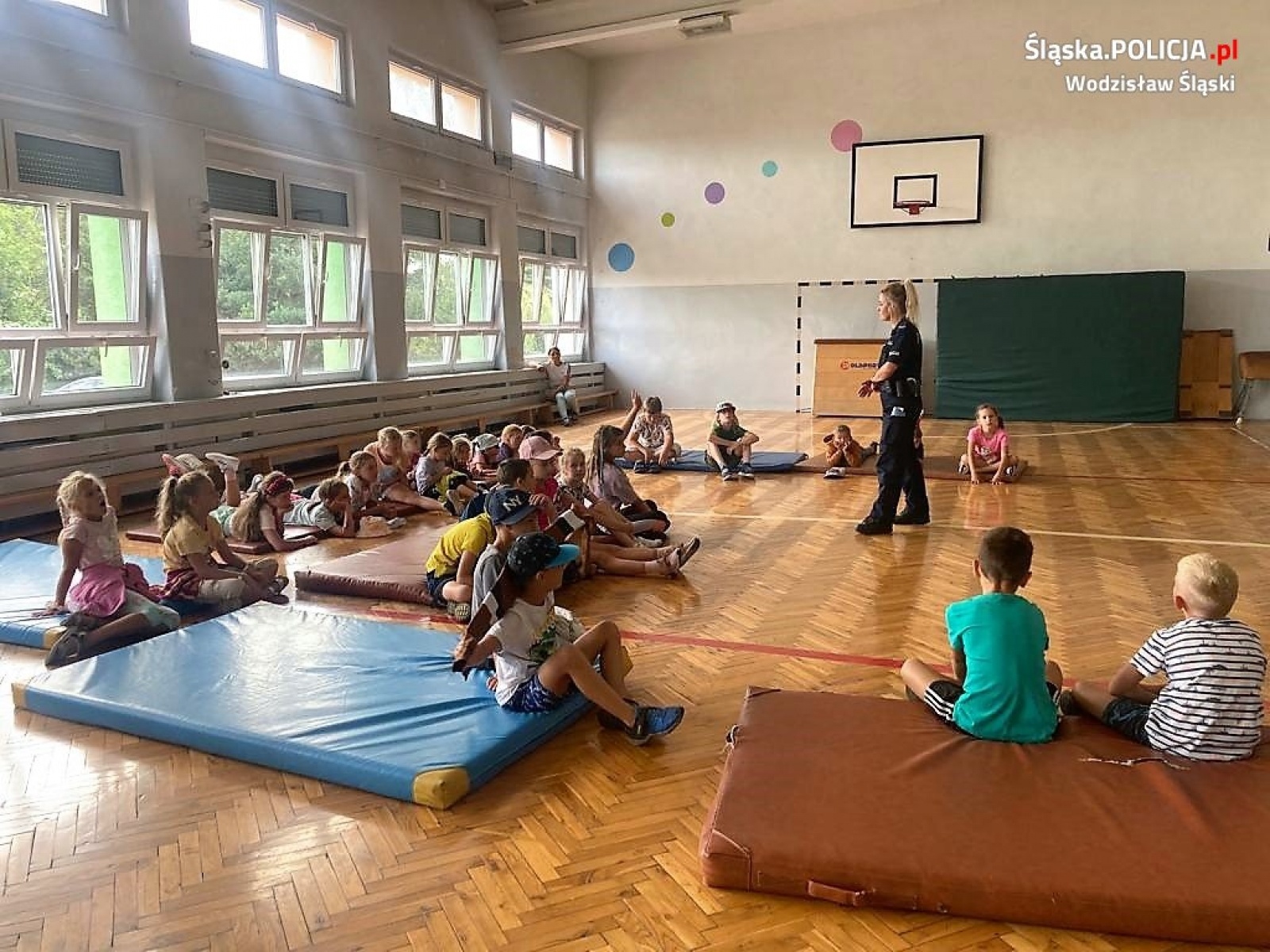 Zdjęcie w galerii na portalu naszwodzislaw.com: Policjanci odwiedzili uczestników półkolonii w Rydułtowach wiadomości z regionu