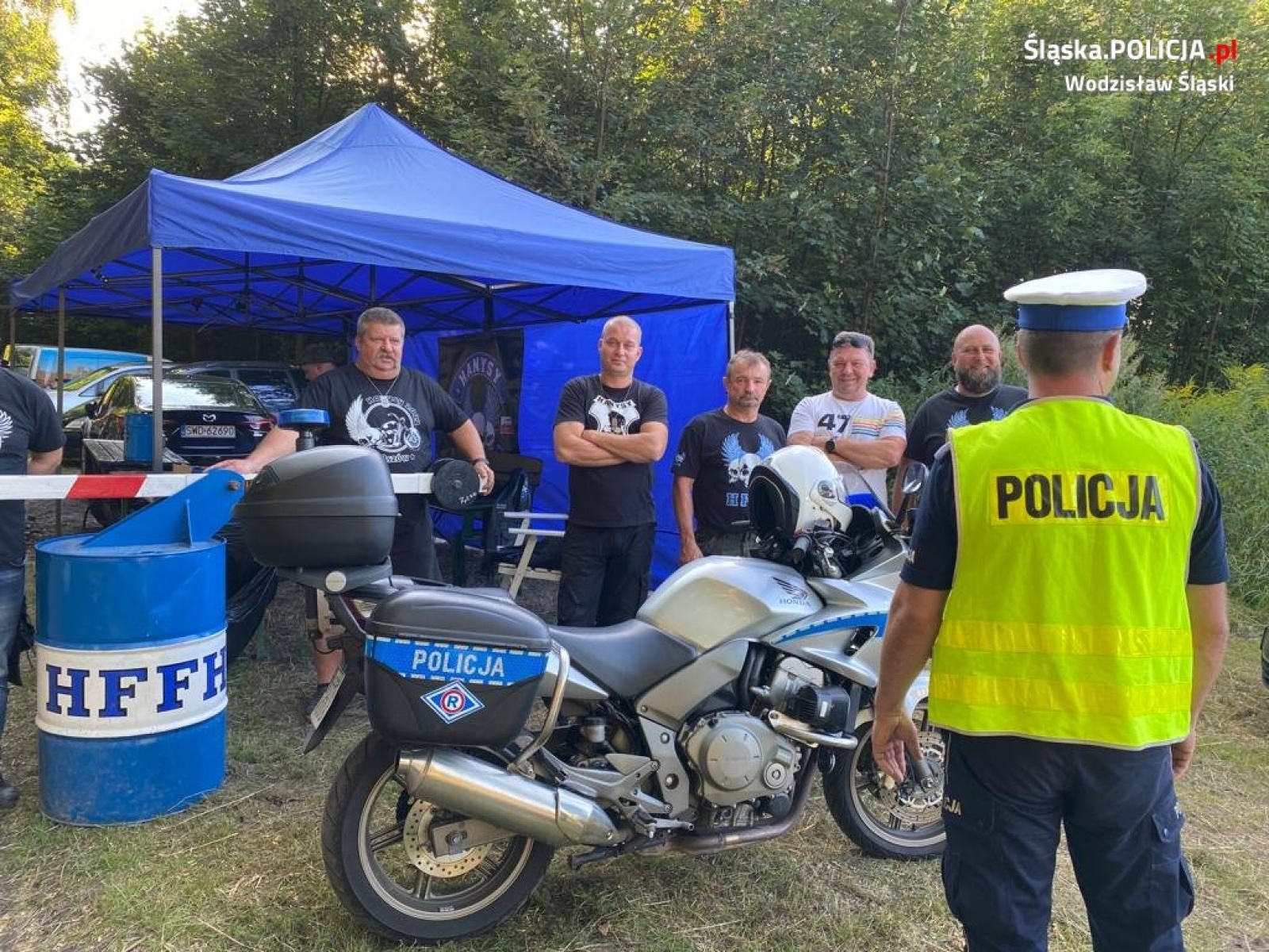 Zdjęcie w galerii na portalu naszwodzislaw.com: Policyjne rozmowy o bezpieczeństwie podczas zlotu motocyklowego wiadomości z regionu