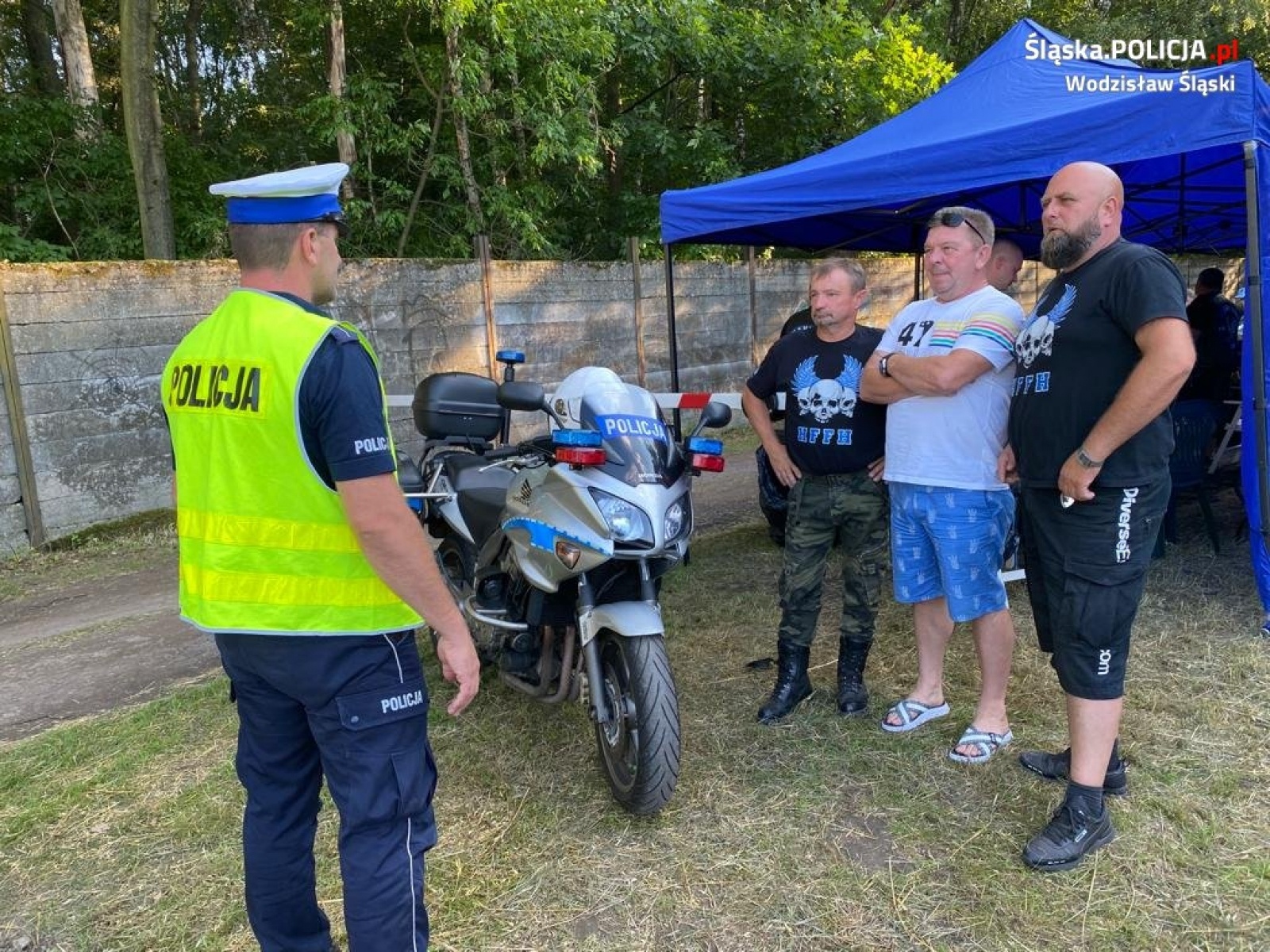 Zdjęcie w galerii na portalu naszwodzislaw.com: Policyjne rozmowy o bezpieczeństwie podczas zlotu motocyklowego wiadomości z regionu