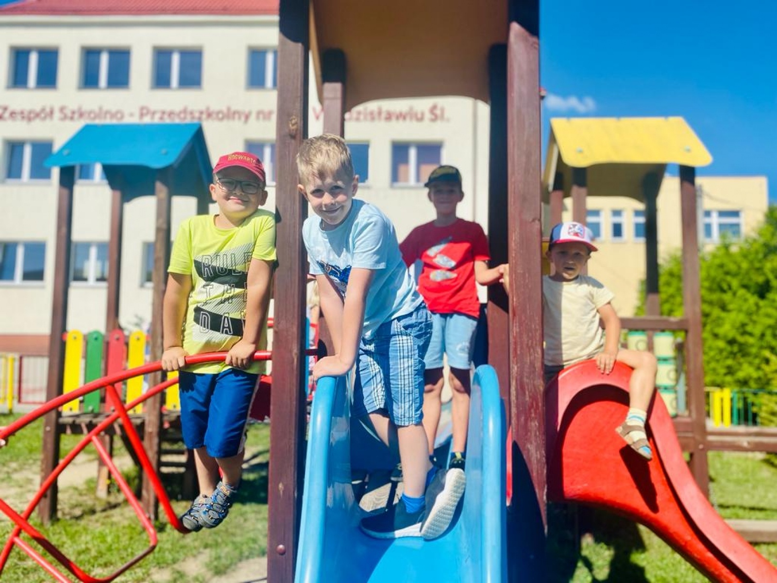 Zdjęcie w galerii na portalu naszwodzislaw.com: Wakacje w ZSP1 to nie tylko zajęcia wiadomości z regionu