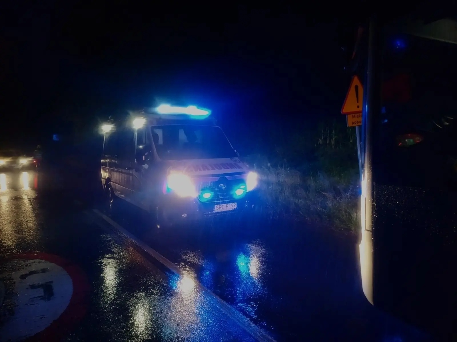 Zdjęcie w galerii na portalu naszwodzislaw.com: Osobowy peugeot uderzył w autobus Eko-Okien wiadomości z regionu