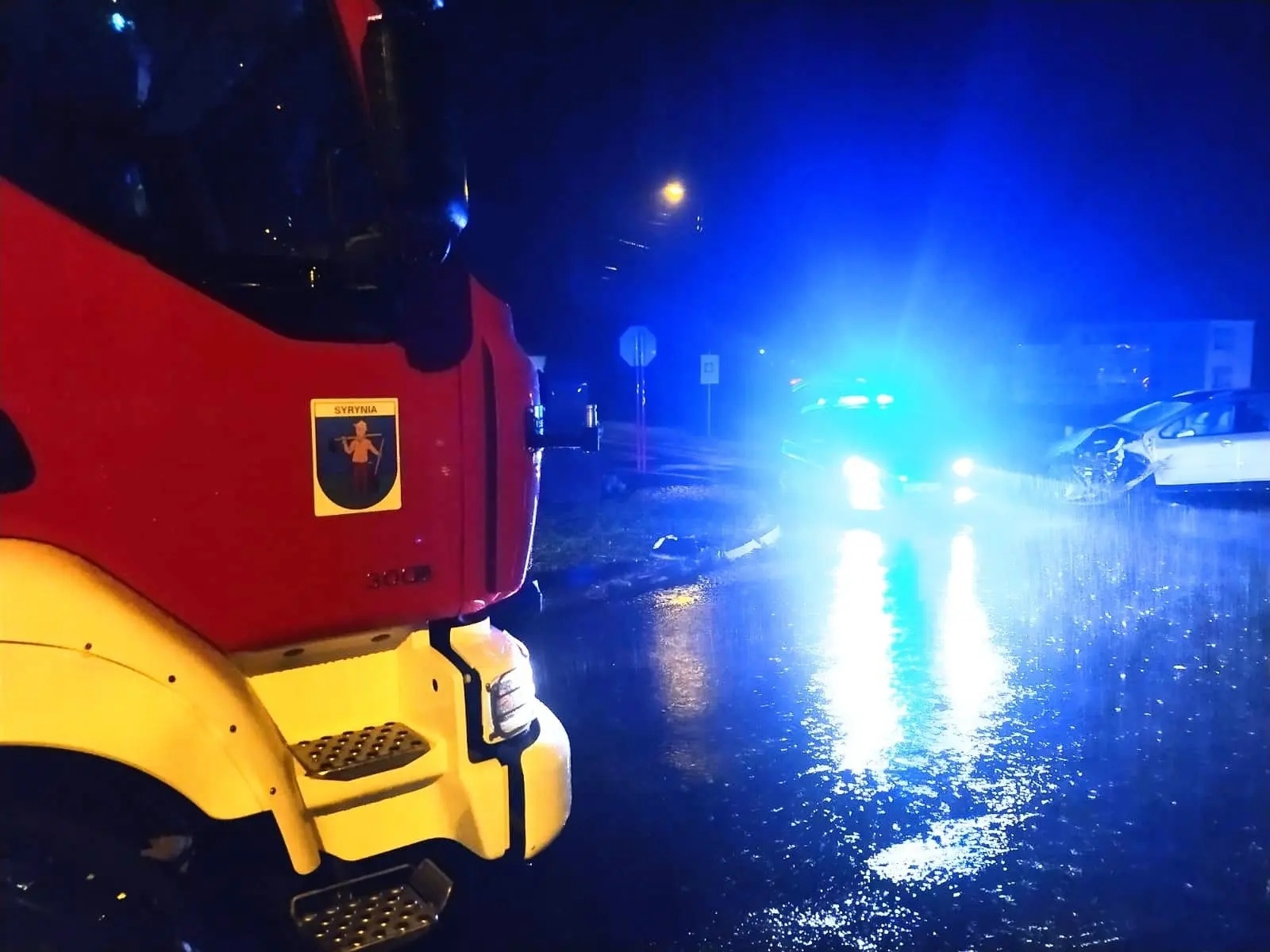 Zdjęcie w galerii na portalu naszwodzislaw.com: Osobowy peugeot uderzył w autobus Eko-Okien wiadomości z regionu